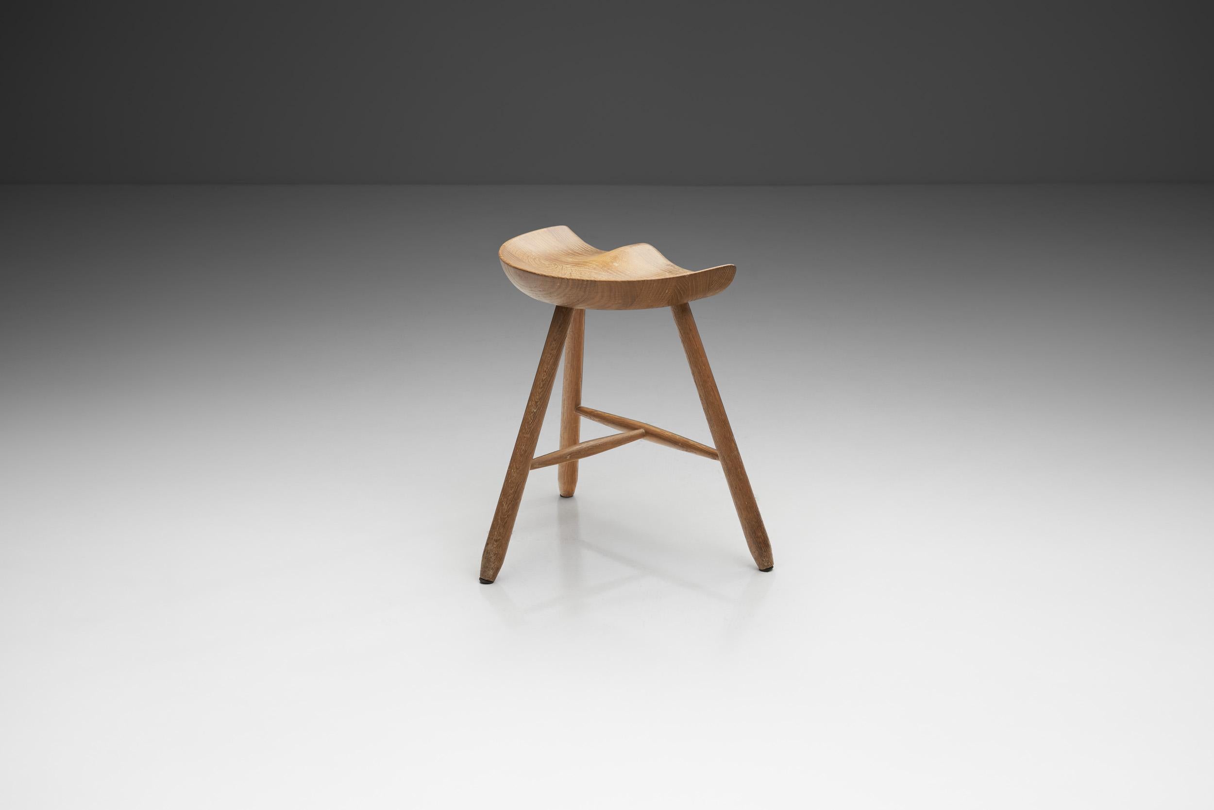 Danish Patinated Oak Tripod Stool, Denmark, ca 1940s In Good Condition For Sale In Utrecht, NL