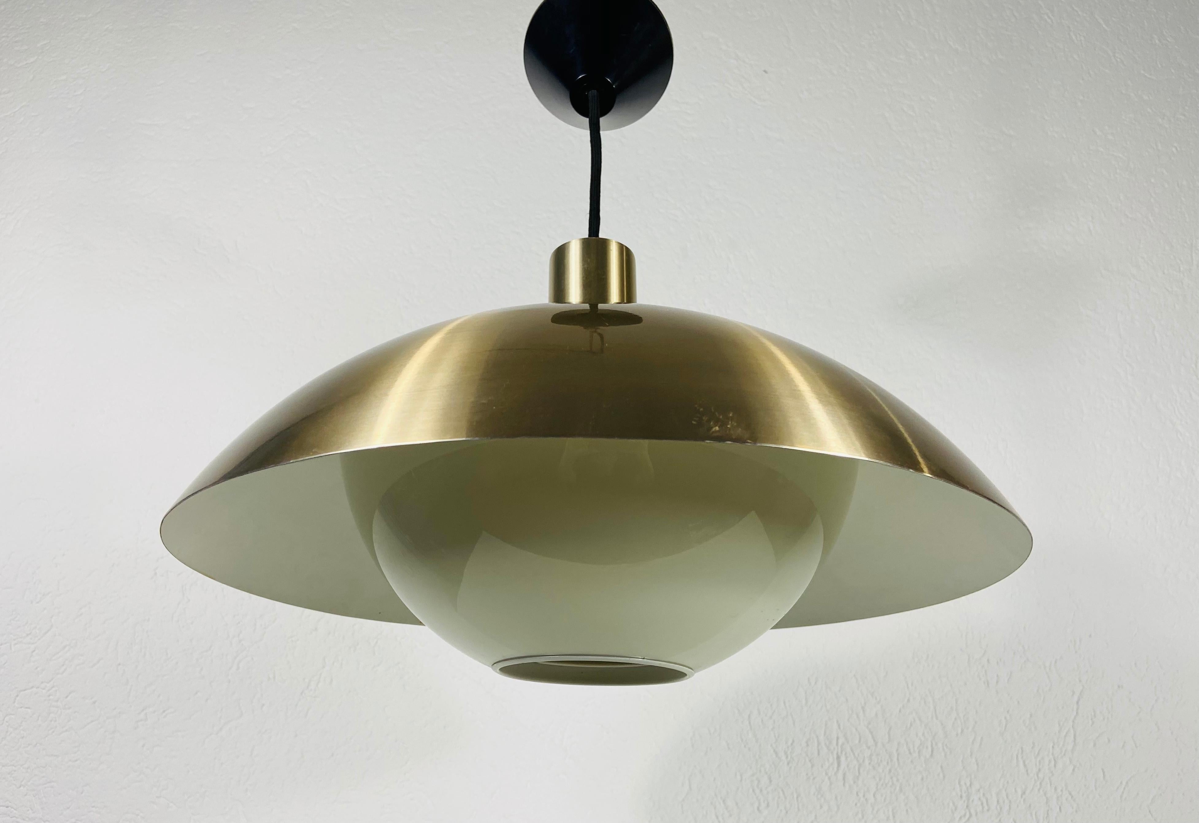 Lampe pendante danoise en plastique fabriquée au Danemark dans les années 1960. Le luminaire donne une très belle lumière. Il est fait d'aluminium et de plastique fin.

La lampe nécessite une ampoule E27 (US E26). Fonctionne avec les deux
