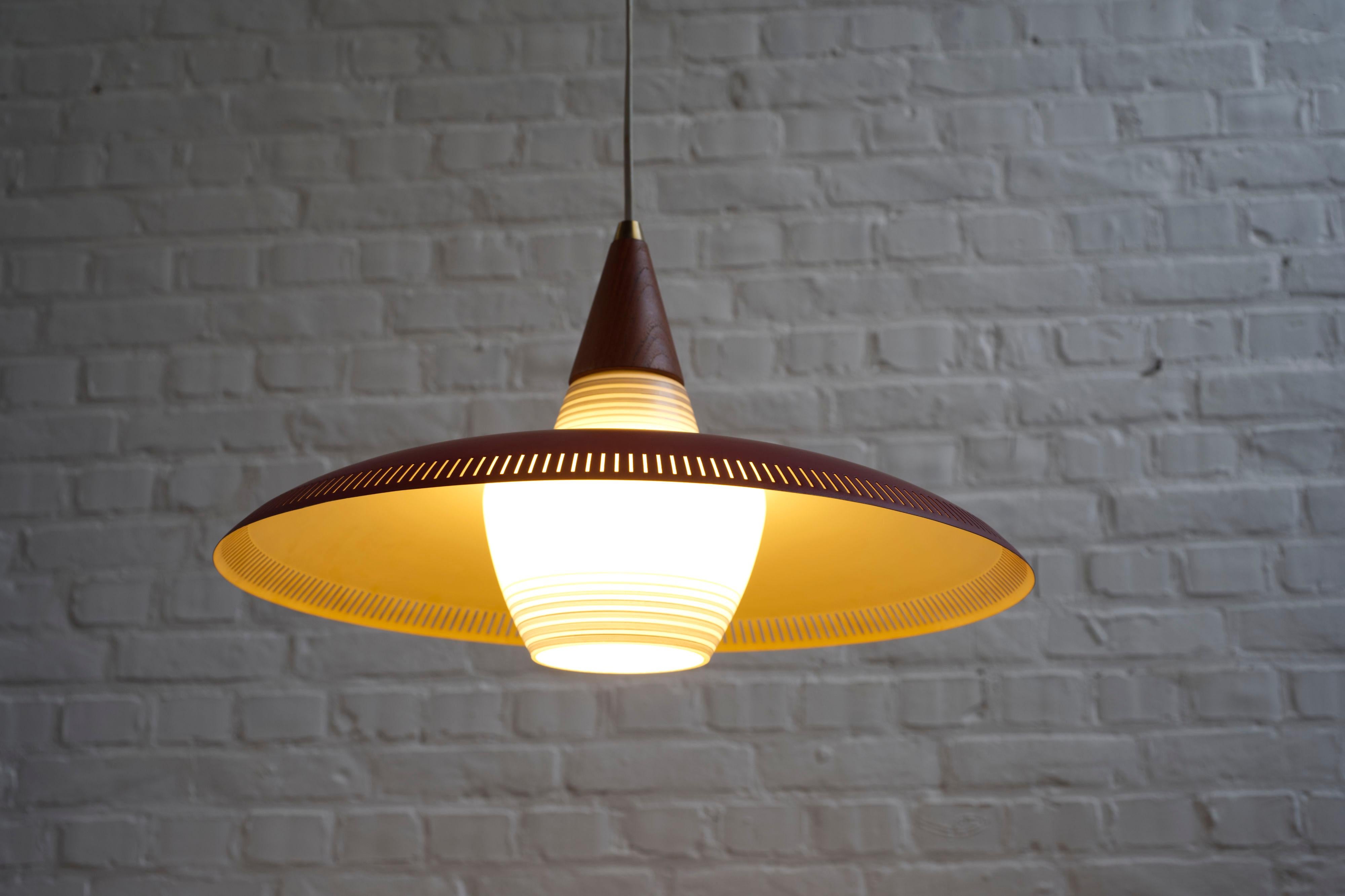 Metallo Lampada a sospensione danese, anni '60 in vendita