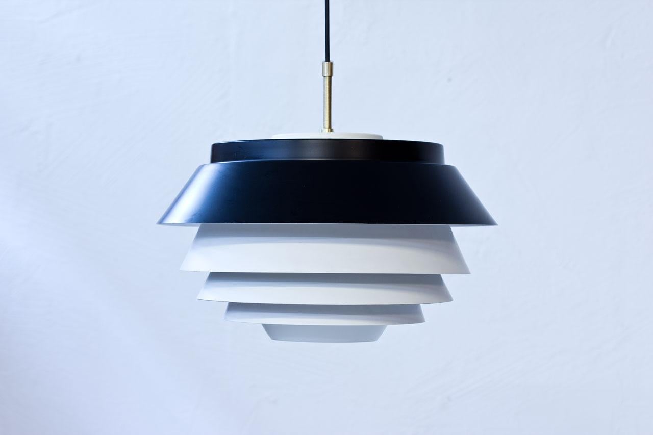 Pendant lamp produced by Nordisk Solar in Denmark during the 1960s. Attributed
to Svend Middelboe. Made from satin opal glass diffuser louvered with lacquered
aluminum shades. Polished brass fittings. New wiring.