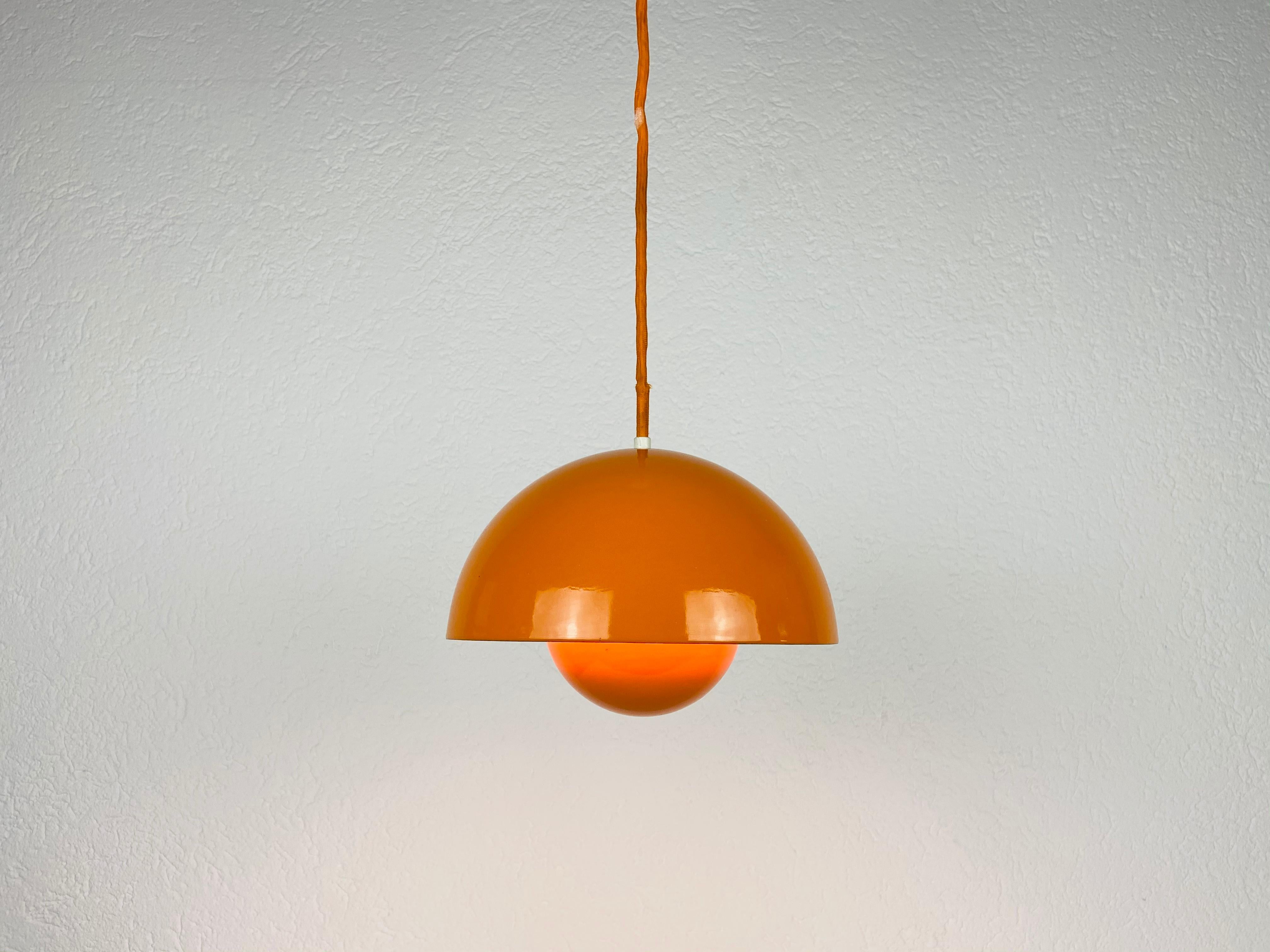 Metal pendant lamp by Verner Panton for Louis Panton made in the 1960s. 

Measures: Height of shade 15 cm

Max height 100 cm

Diameter 21.5 cm

The light requires one E27 light bulb. Works with both 120V/220V. Good vintage condition.

Free