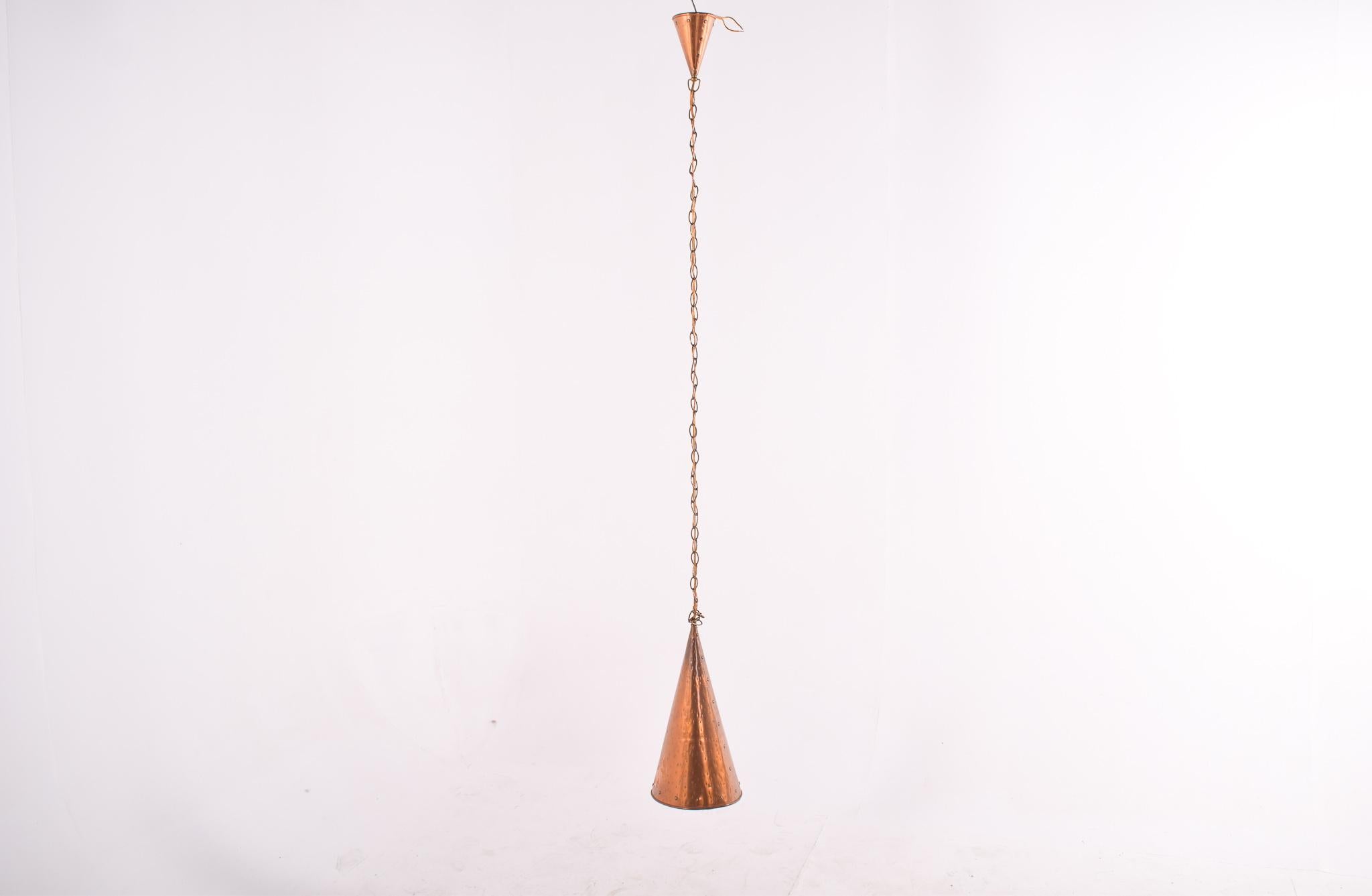 Danish pendant lamp in hand-hammered copper by E.S Horn Aalestrup. Hand-beaten copper gives a hand craft to the pendant lamp. The cable is 