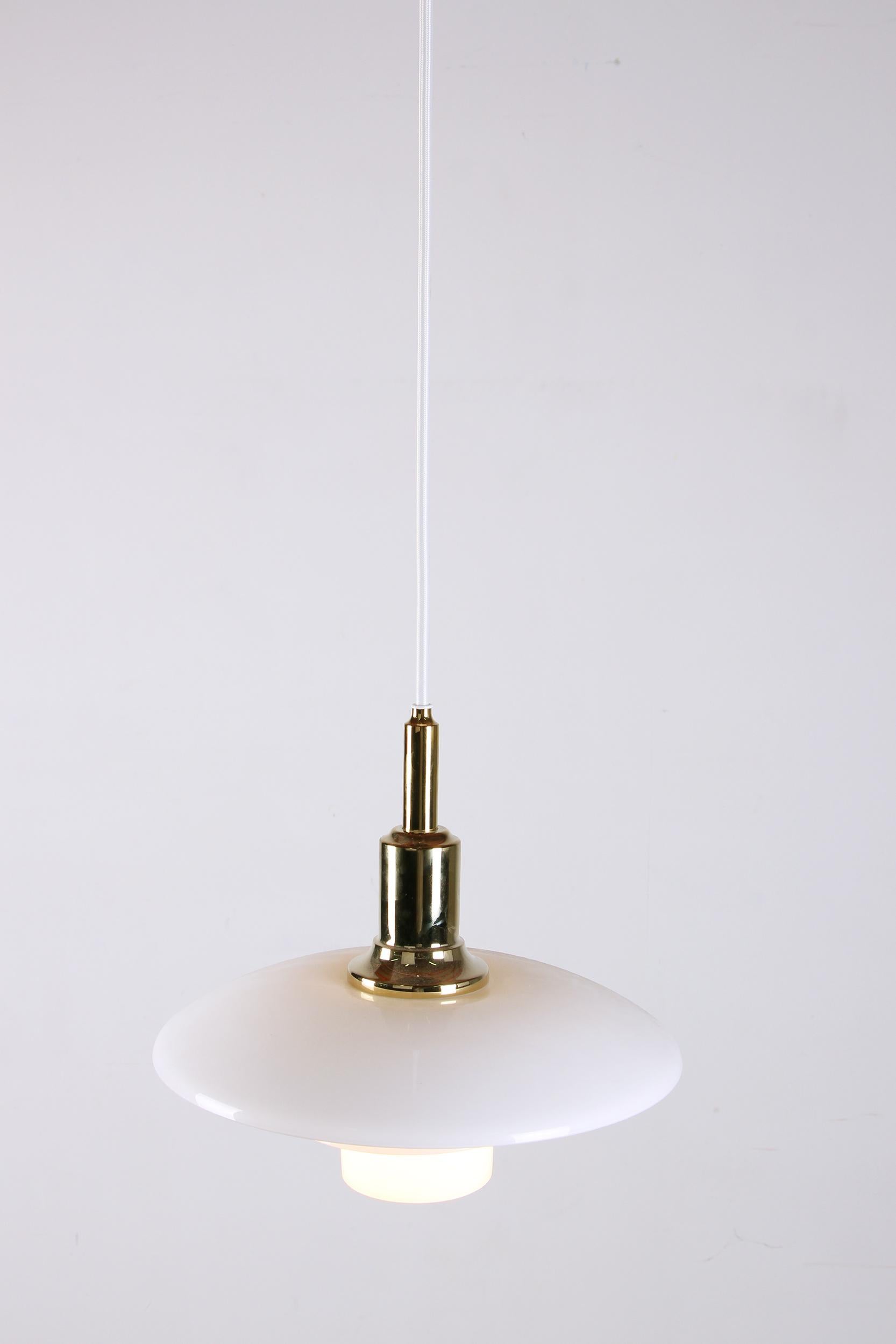 Lampada a sospensione danese in vetro opalino e ottone, modello PH 3/2 di Poul Henningsen in vendita 3