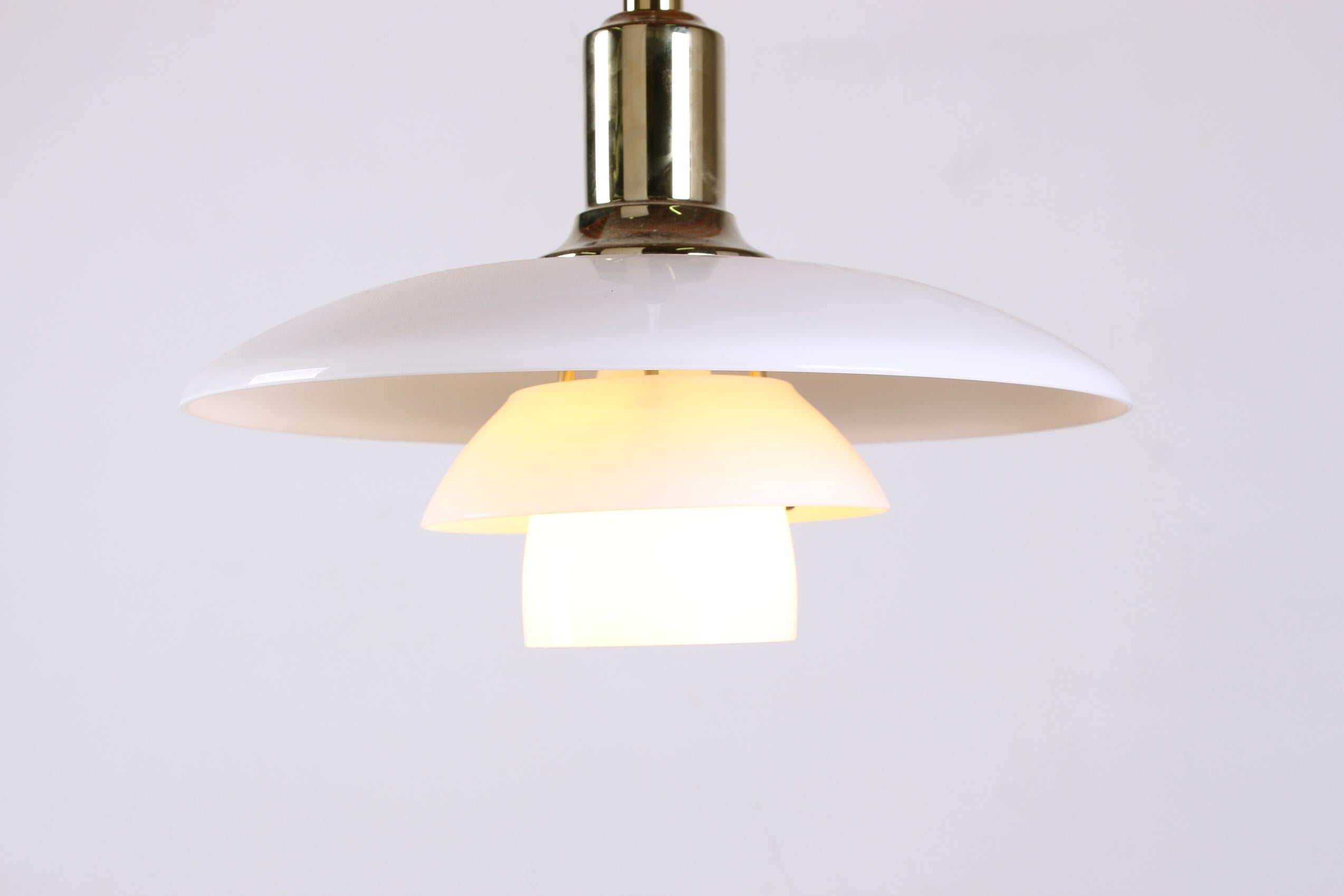 Lampada a sospensione danese in vetro opalino e ottone, modello PH 3/2 di Poul Henningsen in vendita 6