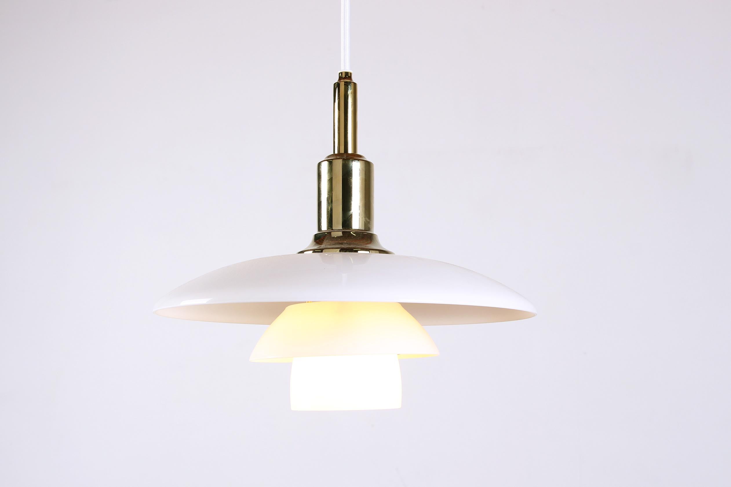 Lampada a sospensione danese in vetro opalino e ottone, modello PH 3/2 di Poul Henningsen in vendita 7