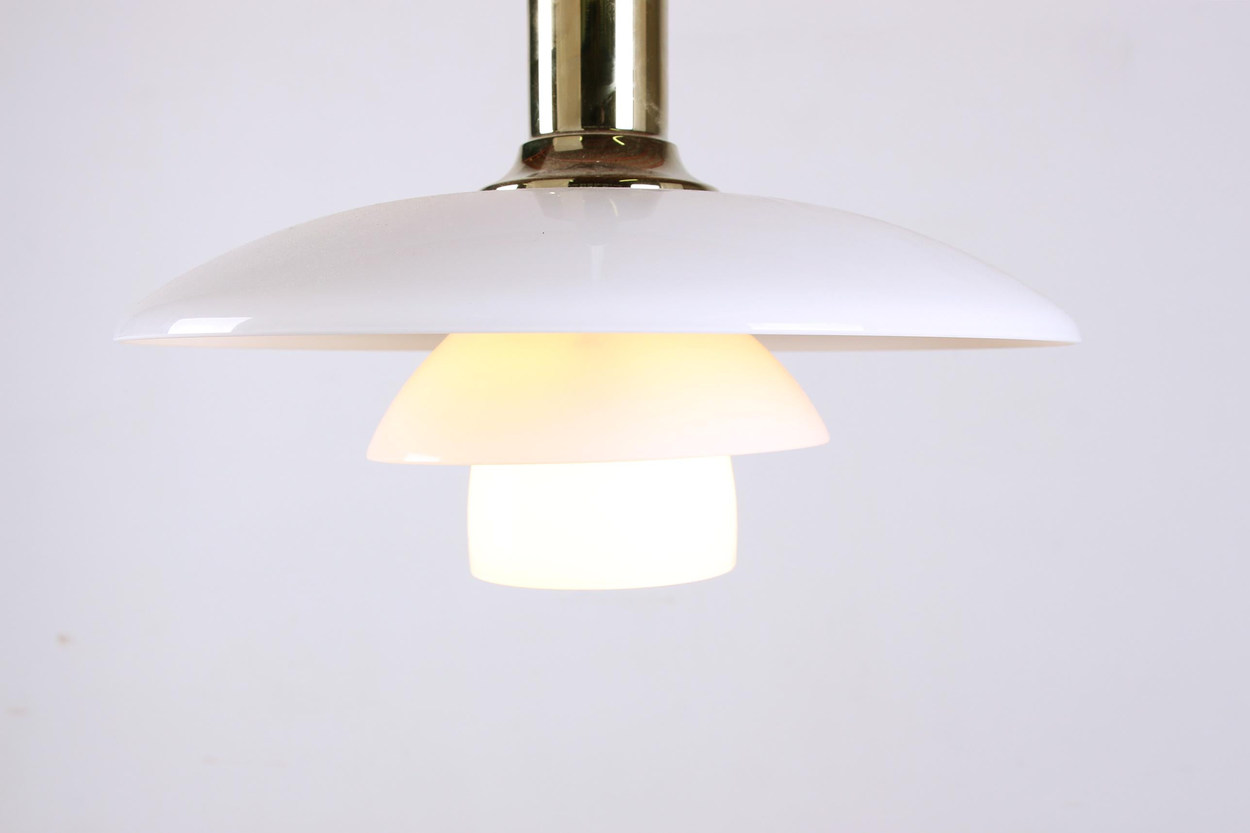 Lampada a sospensione danese in vetro opalino e ottone, modello PH 3/2 di Poul Henningsen in vendita 8
