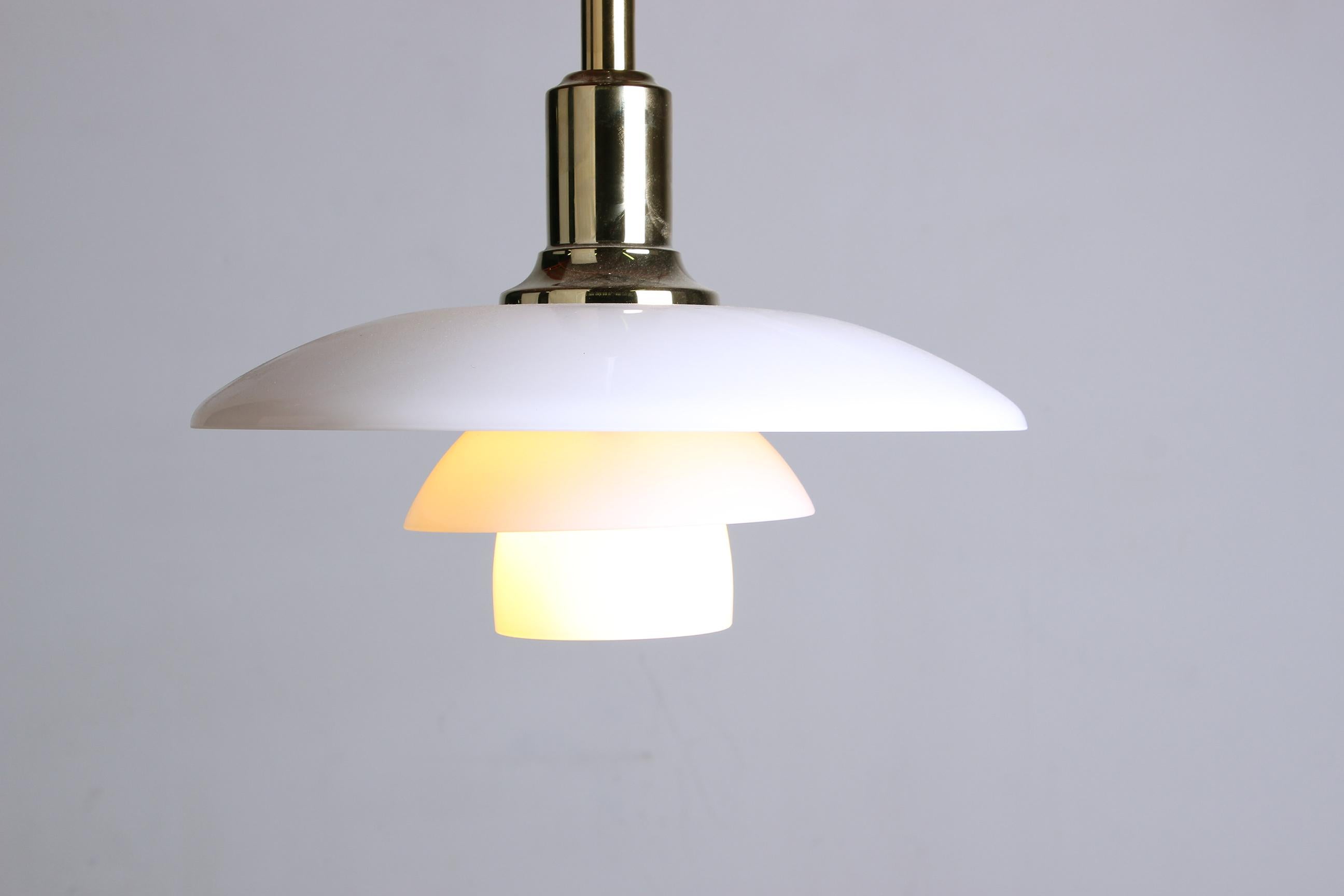 Lampada a sospensione danese in vetro opalino e ottone, modello PH 3/2 di Poul Henningsen in vendita 9