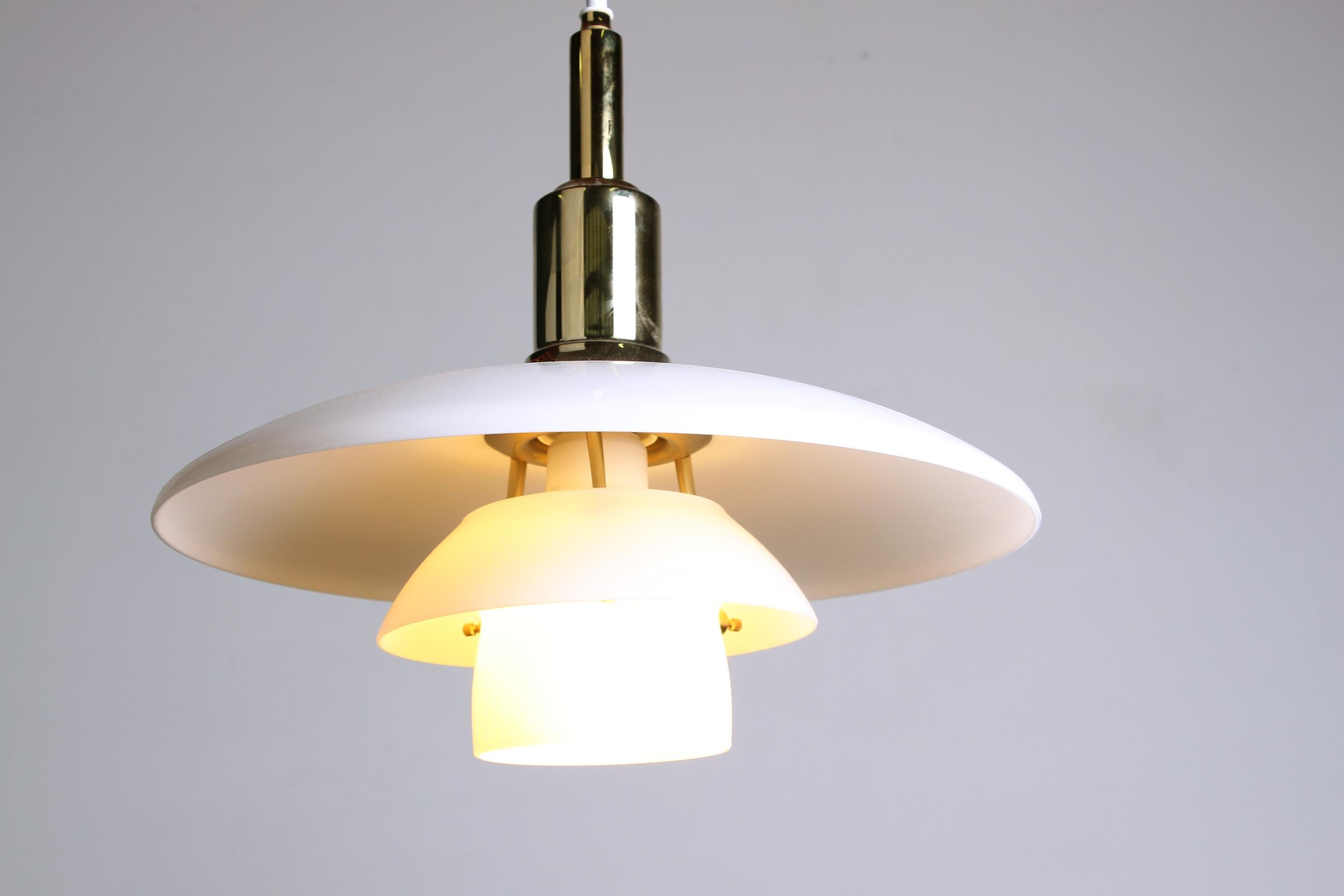 Lampada a sospensione danese in vetro opalino e ottone, modello PH 3/2 di Poul Henningsen in vendita 10
