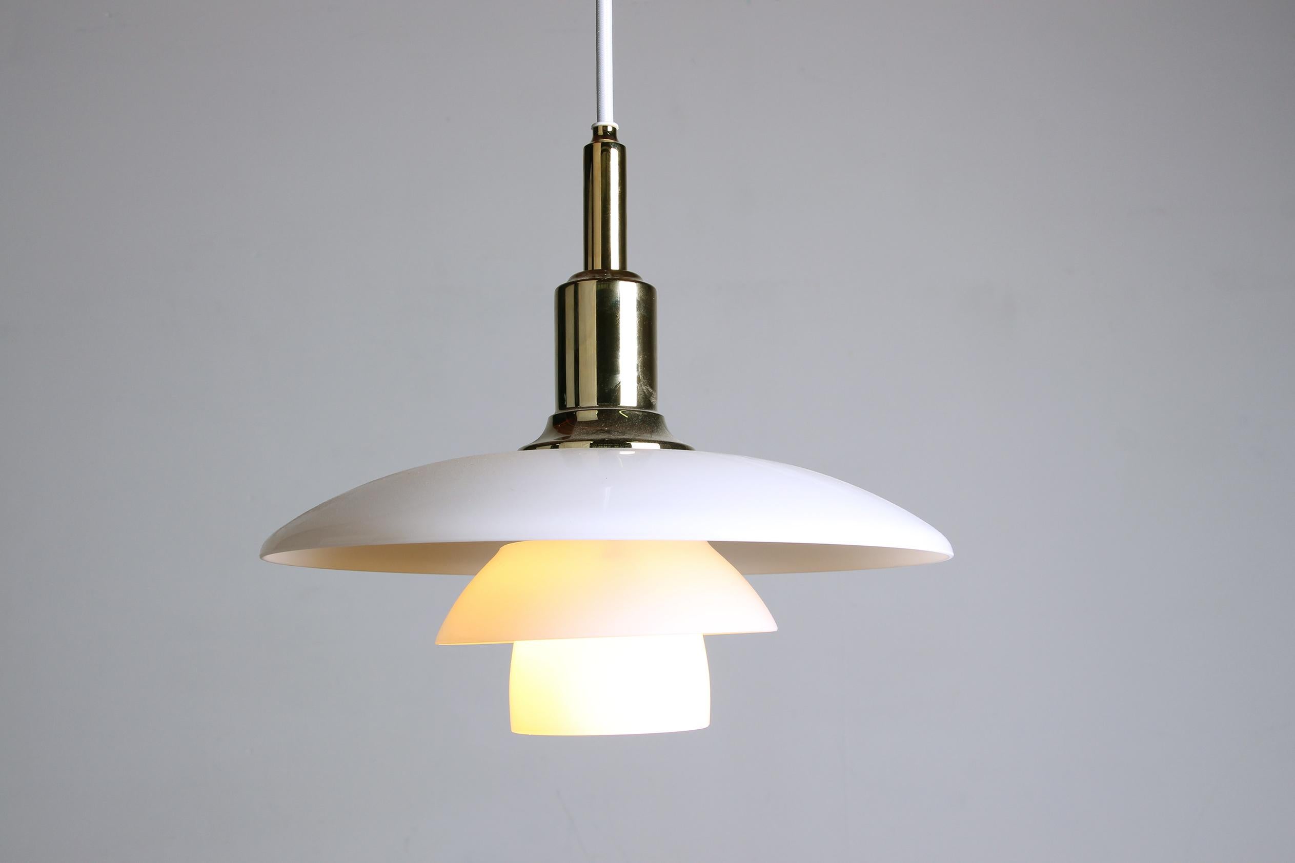 Lampada a sospensione danese in vetro opalino e ottone, modello PH 3/2 di Poul Henningsen in vendita 11