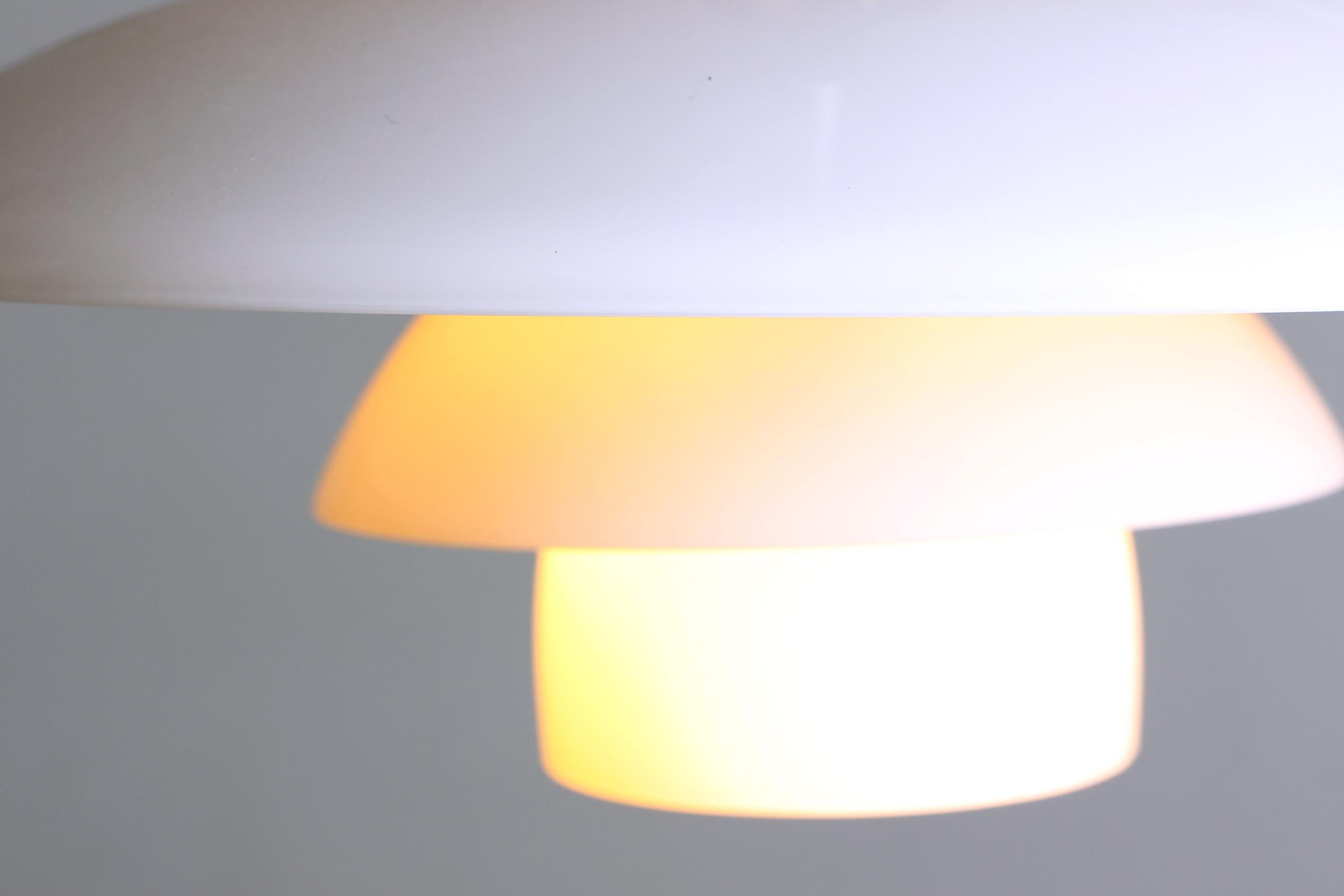 Lampada a sospensione danese in vetro opalino e ottone, modello PH 3/2 di Poul Henningsen in vendita 12