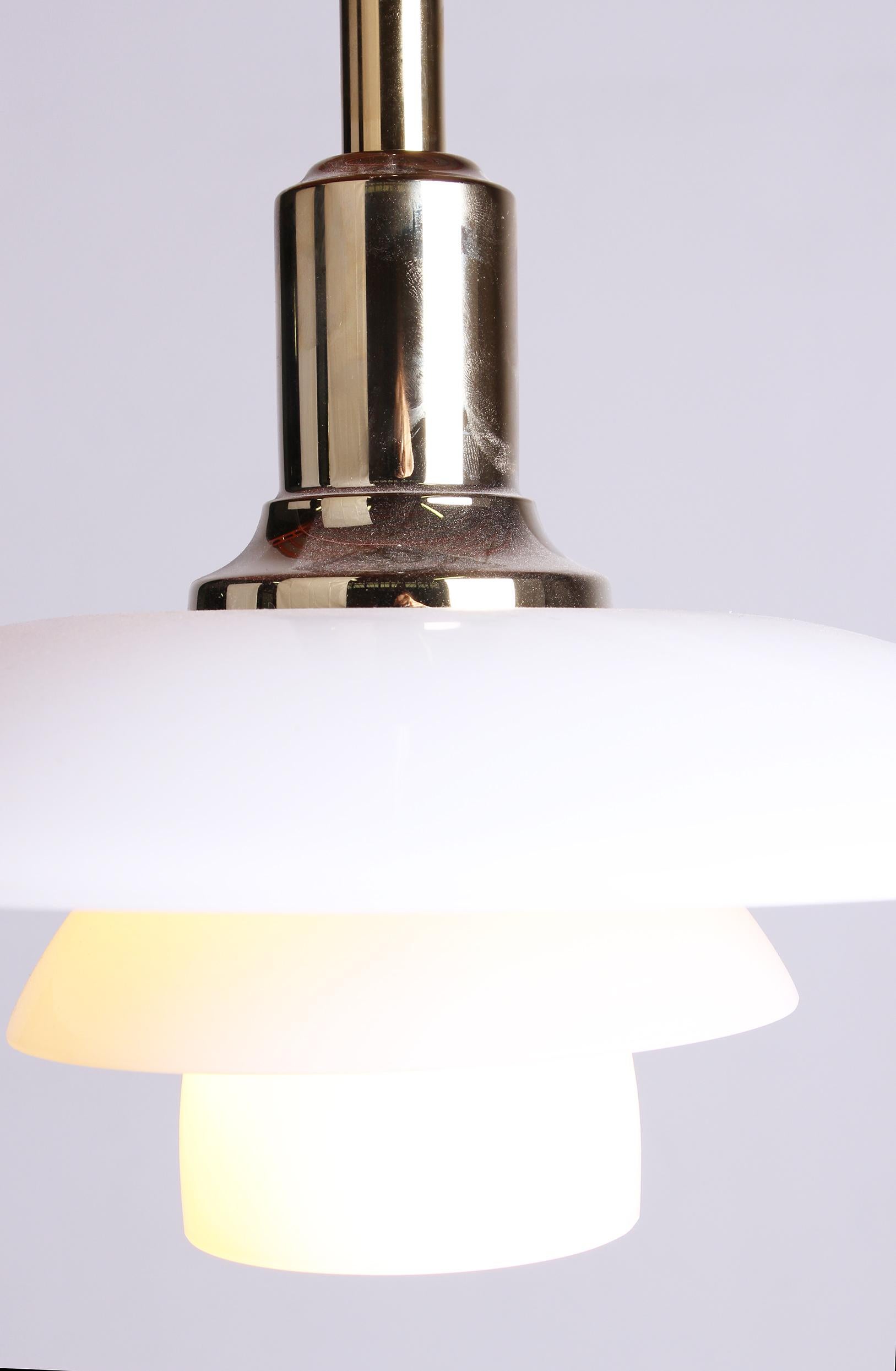 Lampada a sospensione danese in vetro opalino e ottone, modello PH 3/2 di Poul Henningsen in vendita 13