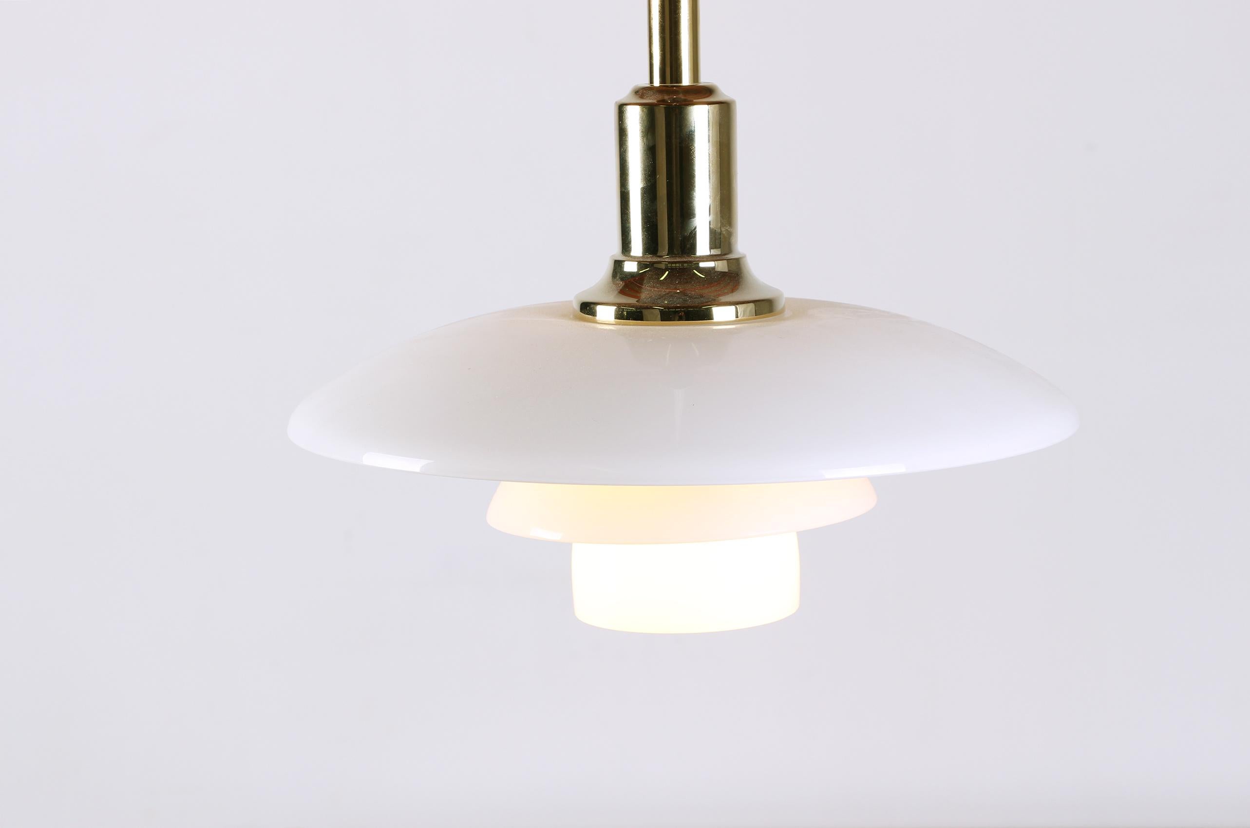 Danese Lampada a sospensione danese in vetro opalino e ottone, modello PH 3/2 di Poul Henningsen in vendita