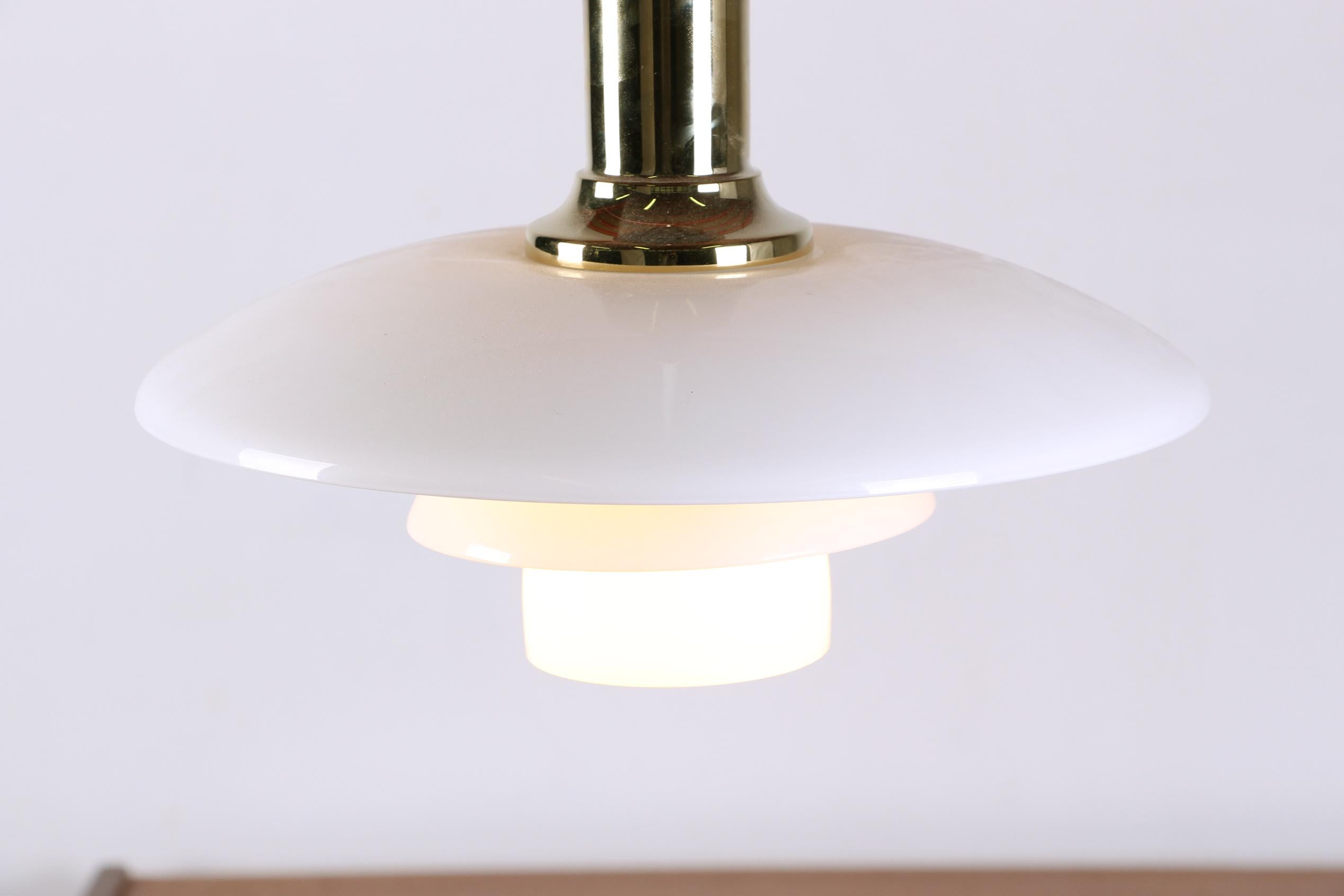 Lampada a sospensione danese in vetro opalino e ottone, modello PH 3/2 di Poul Henningsen In condizioni Nuovo in vendita a JOINVILLE-LE-PONT, FR