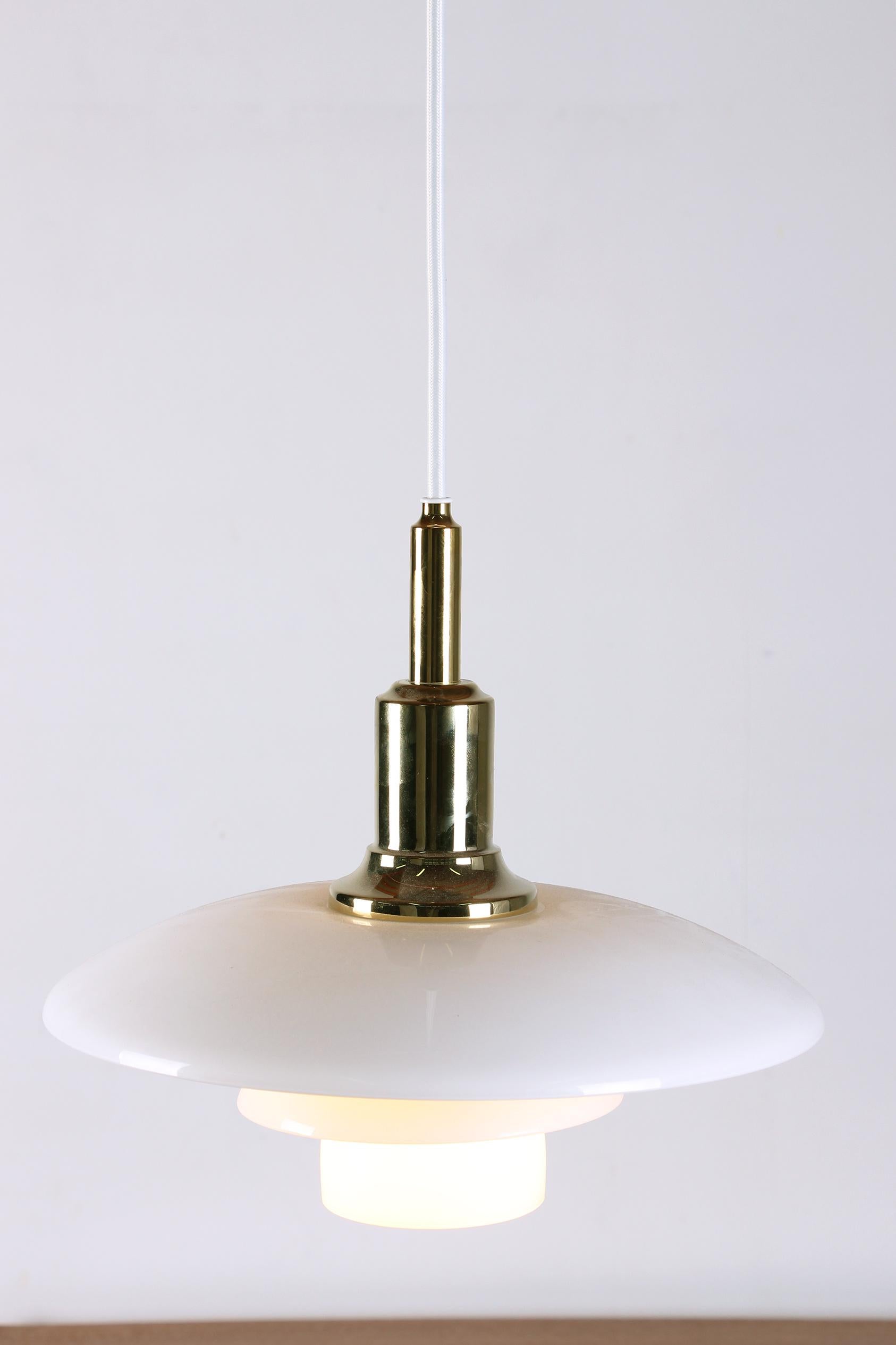 XXI secolo e contemporaneo Lampada a sospensione danese in vetro opalino e ottone, modello PH 3/2 di Poul Henningsen in vendita