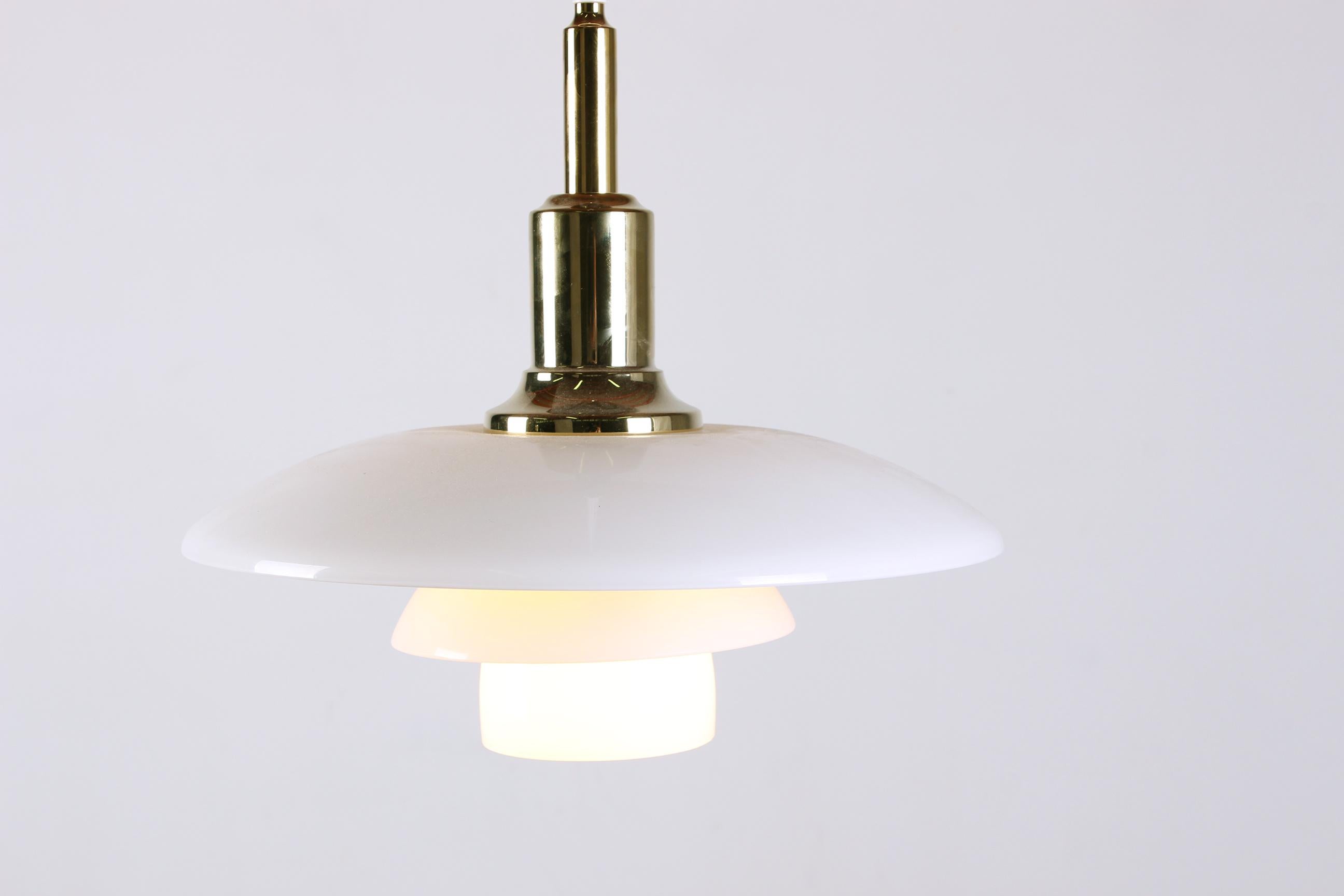 Lampada a sospensione danese in vetro opalino e ottone, modello PH 3/2 di Poul Henningsen in vendita 1