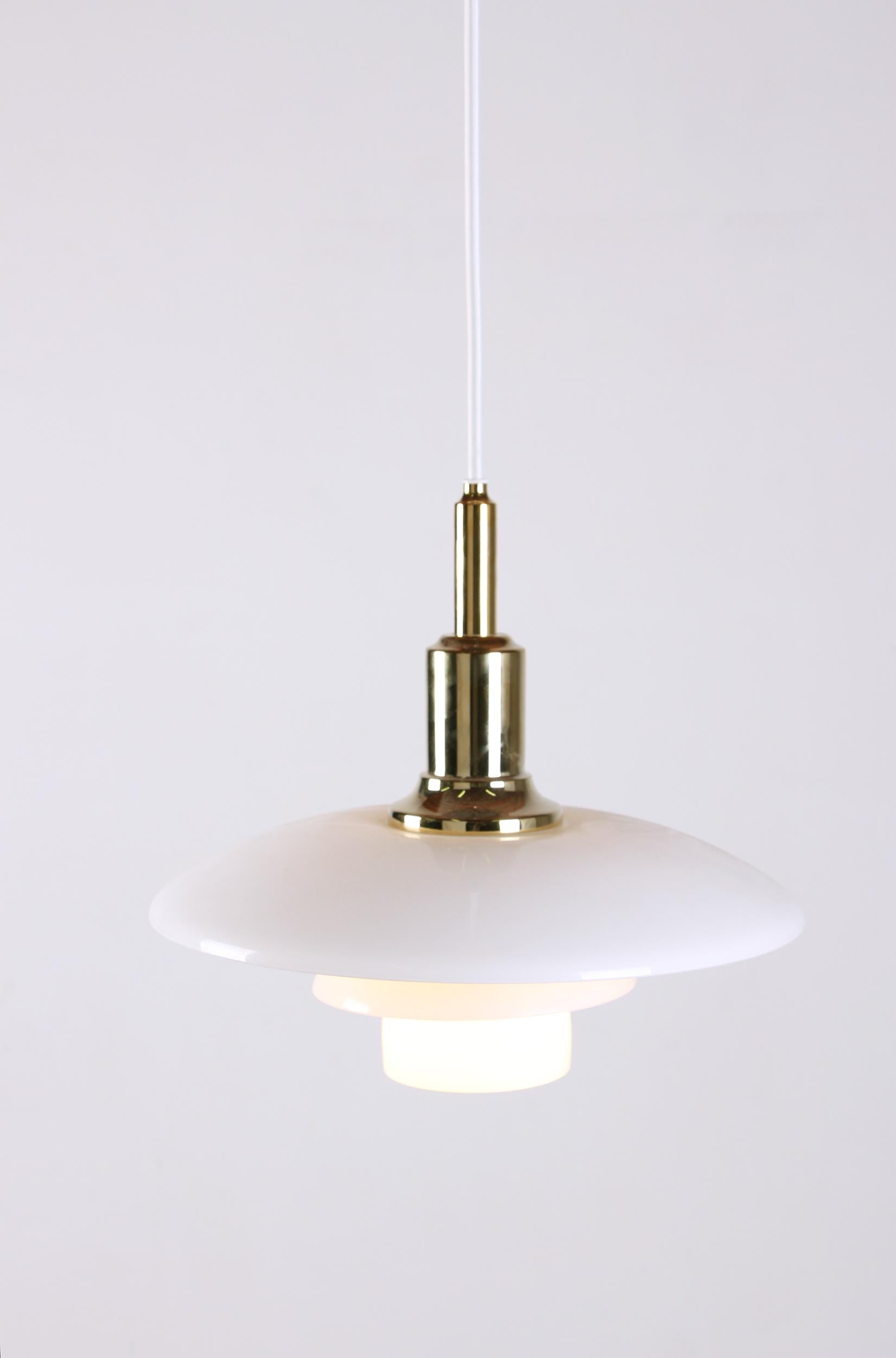 Lampada a sospensione danese in vetro opalino e ottone, modello PH 3/2 di Poul Henningsen in vendita 2