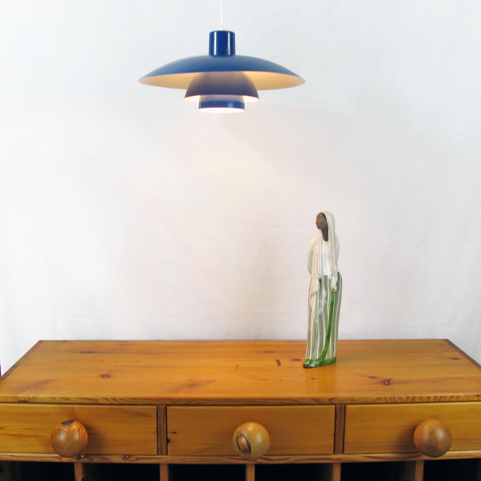 Danish pendant light by Poul Henningsen PH 4/3 for Louis Poulsen.
Classic pendant light of the series PH designed by Poul Henningsen in 1966 for Louis Poulsen. Vibrant blue color with inner orange details, made of lacquered aluminum. In good