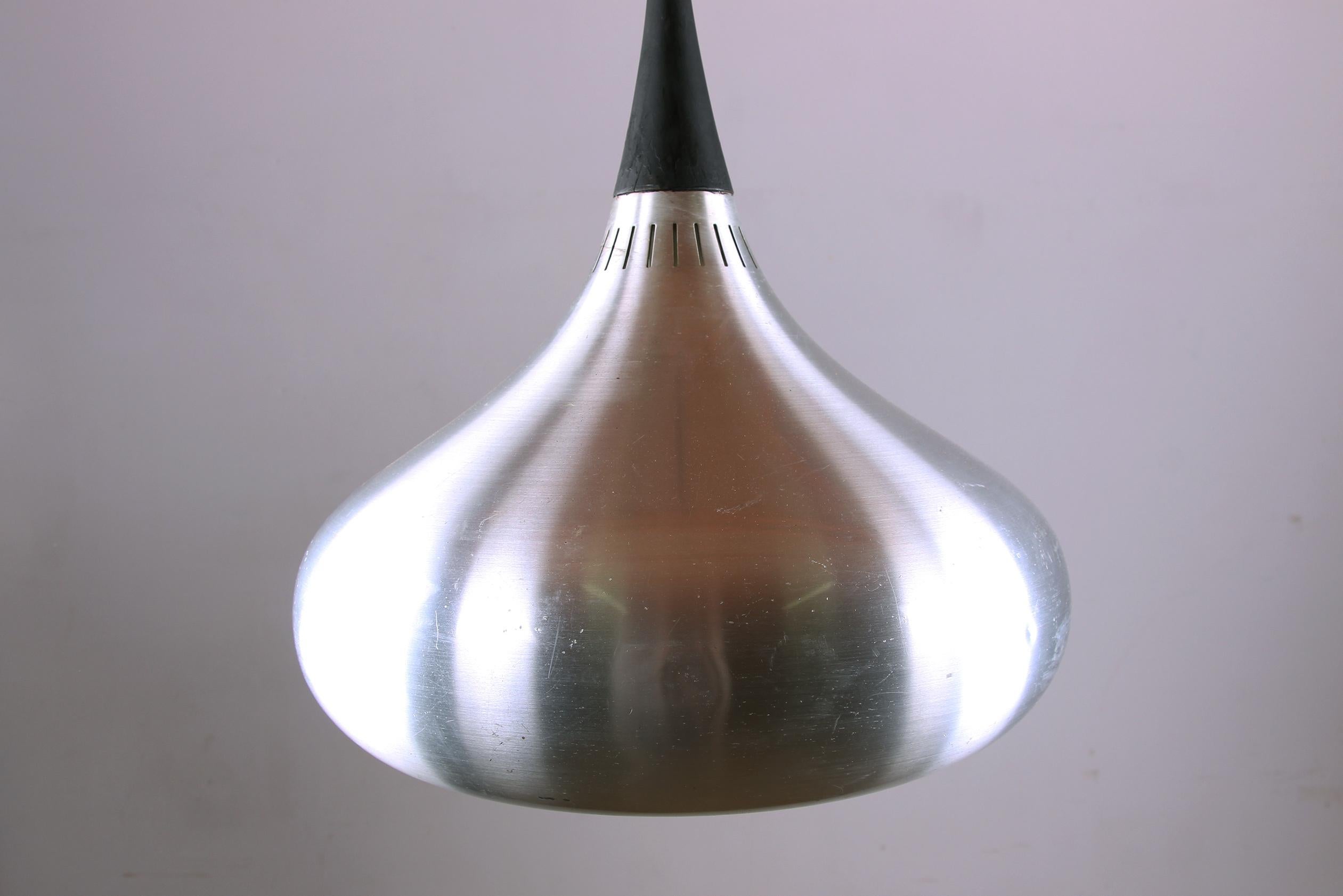 Splendida lampada a sospensione scandinava di grandi dimensioni. Una struttura a cipolla molto elegante, che ricorda le chiese ortodosse, sorretta da un cono di legno nero. Luce diffusa per qualsiasi tipo di ambiente. Si tratta di una vecchia
