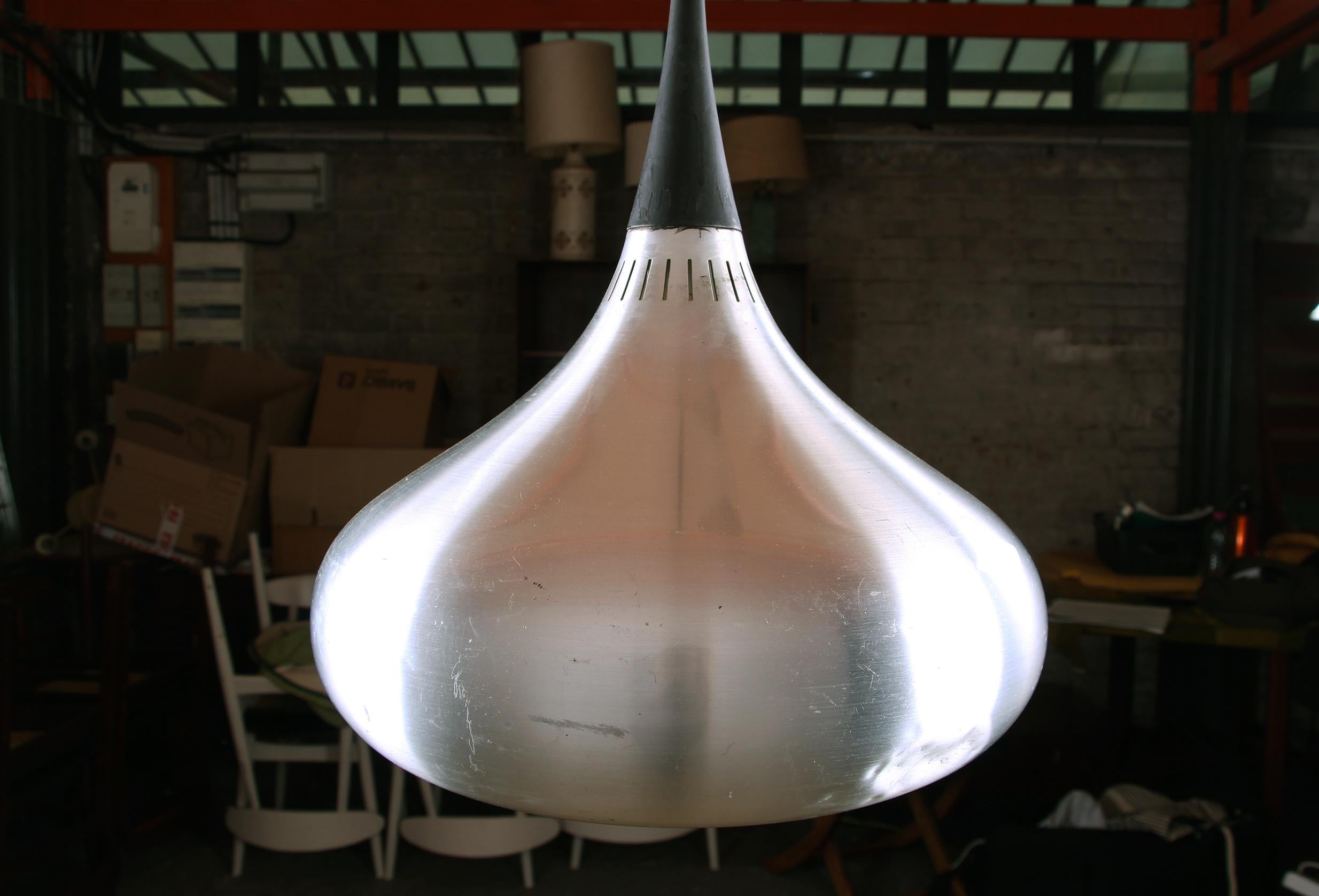 Scandinavo moderno Lampada a sospensione danese in metallo cromato, modello orient, Jo Hammerborg per Fog. in vendita