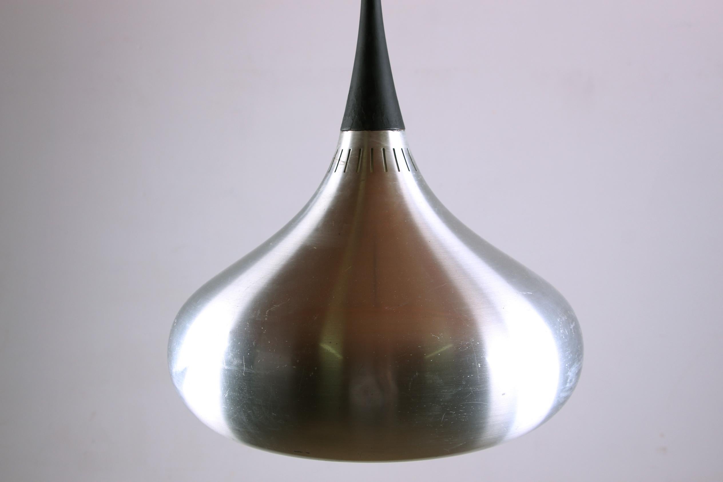 Metà XX secolo Lampada a sospensione danese in metallo cromato, modello orient, Jo Hammerborg per Fog. in vendita