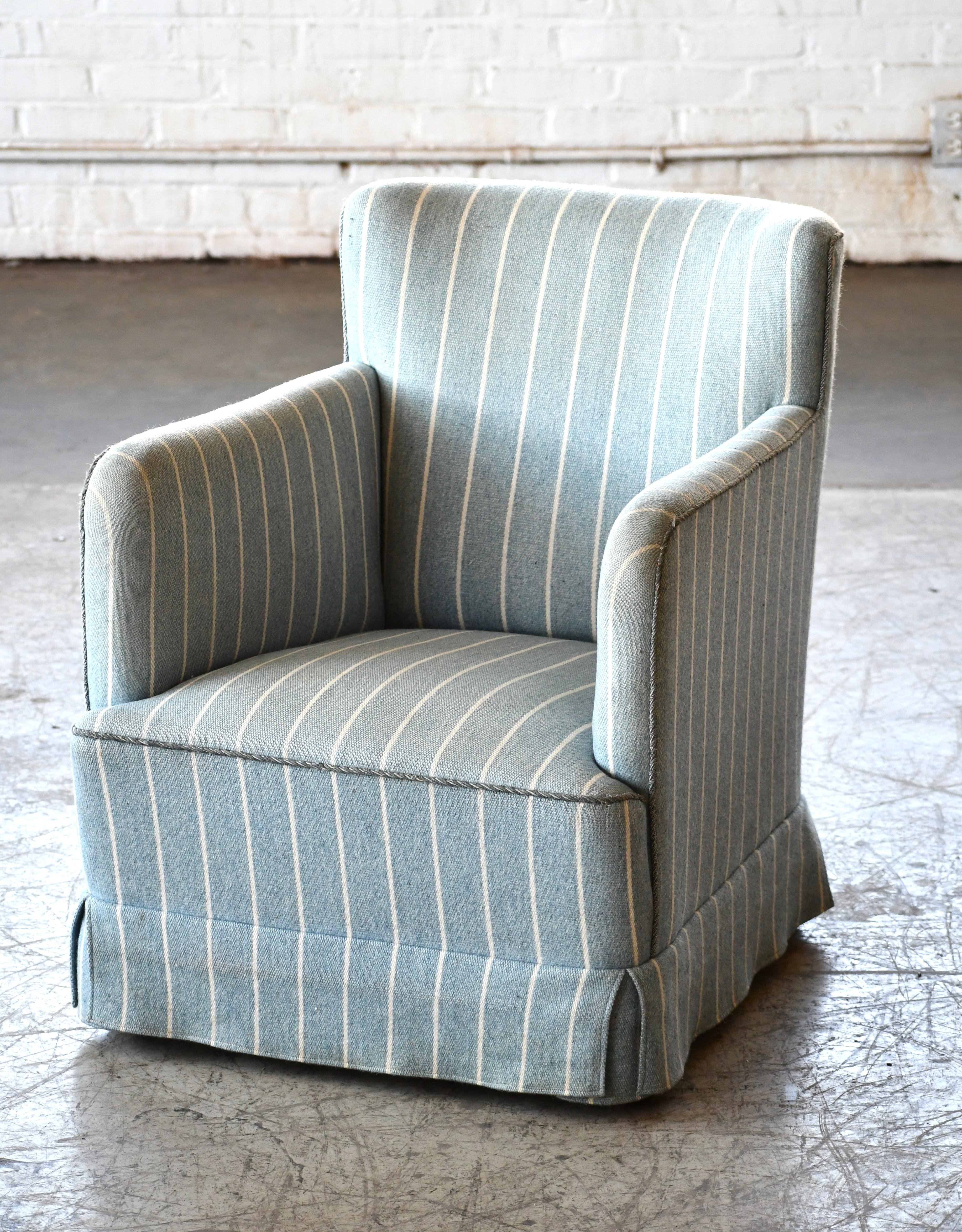 Elegantes Paar kleinformatiger Sessel aus den 1950er Jahren im Stil von Peter Hvidt und Orla Molgaard, hergestellt in Dänemark zwischen 1940 und 1950. Der Stuhl weist eine hohe, etwas kantige Armlehne auf, kombiniert mit einer niedrigen Rückenlehne,