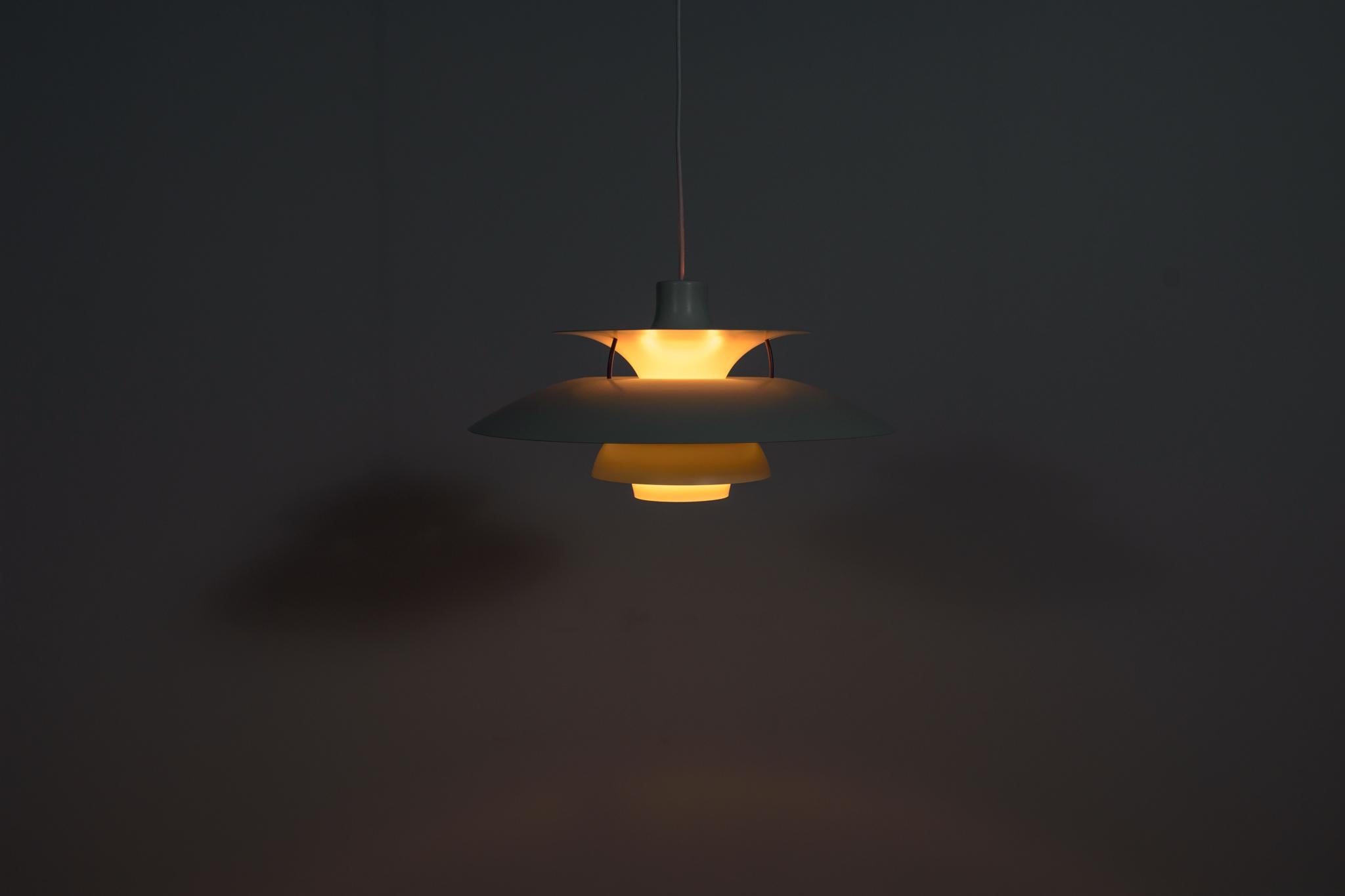 Danish PH4 Pendant Lamp by Poul Henningsen for Louis Poulsen, 1960s In Excellent Condition For Sale In GNIEZNO, 30