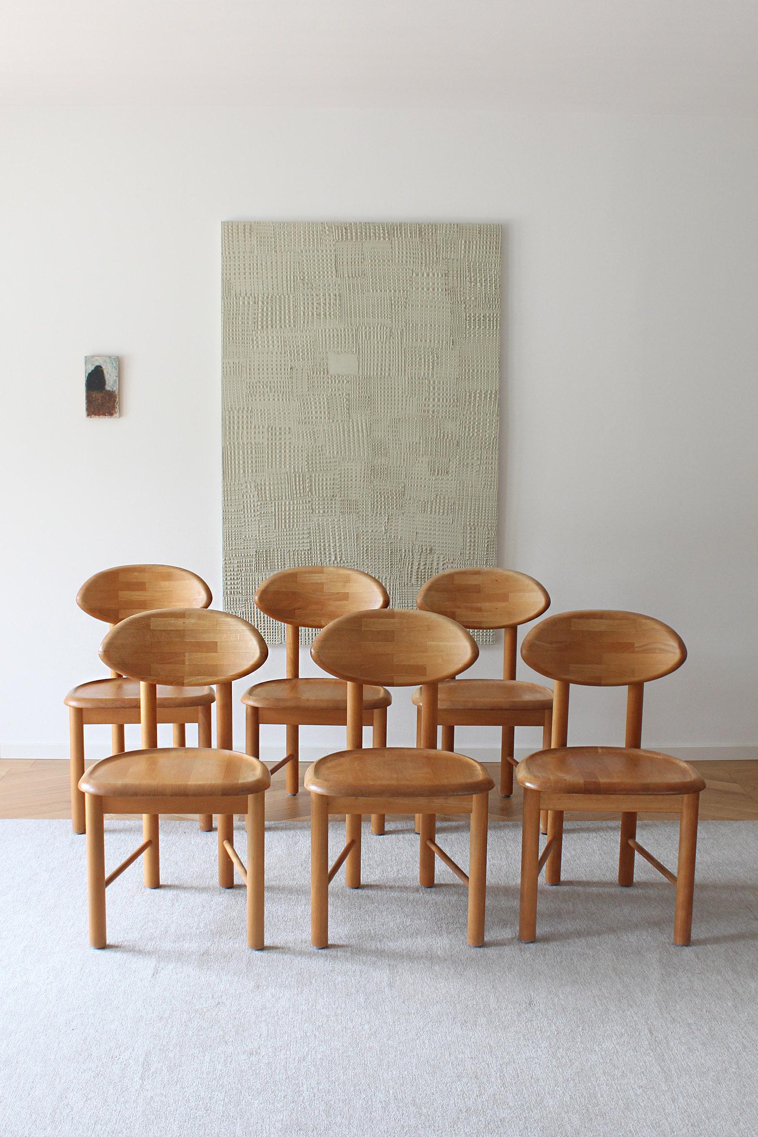 Set di 6 sedie in pino di Korup Design AS Made in Denmark.

Queste sedie danesi colpiscono per il loro design semplicistico.  Progettate nello spirito dello stile brutalista di Rainer Daumiller, queste sedie sono realizzate in legno massiccio, per