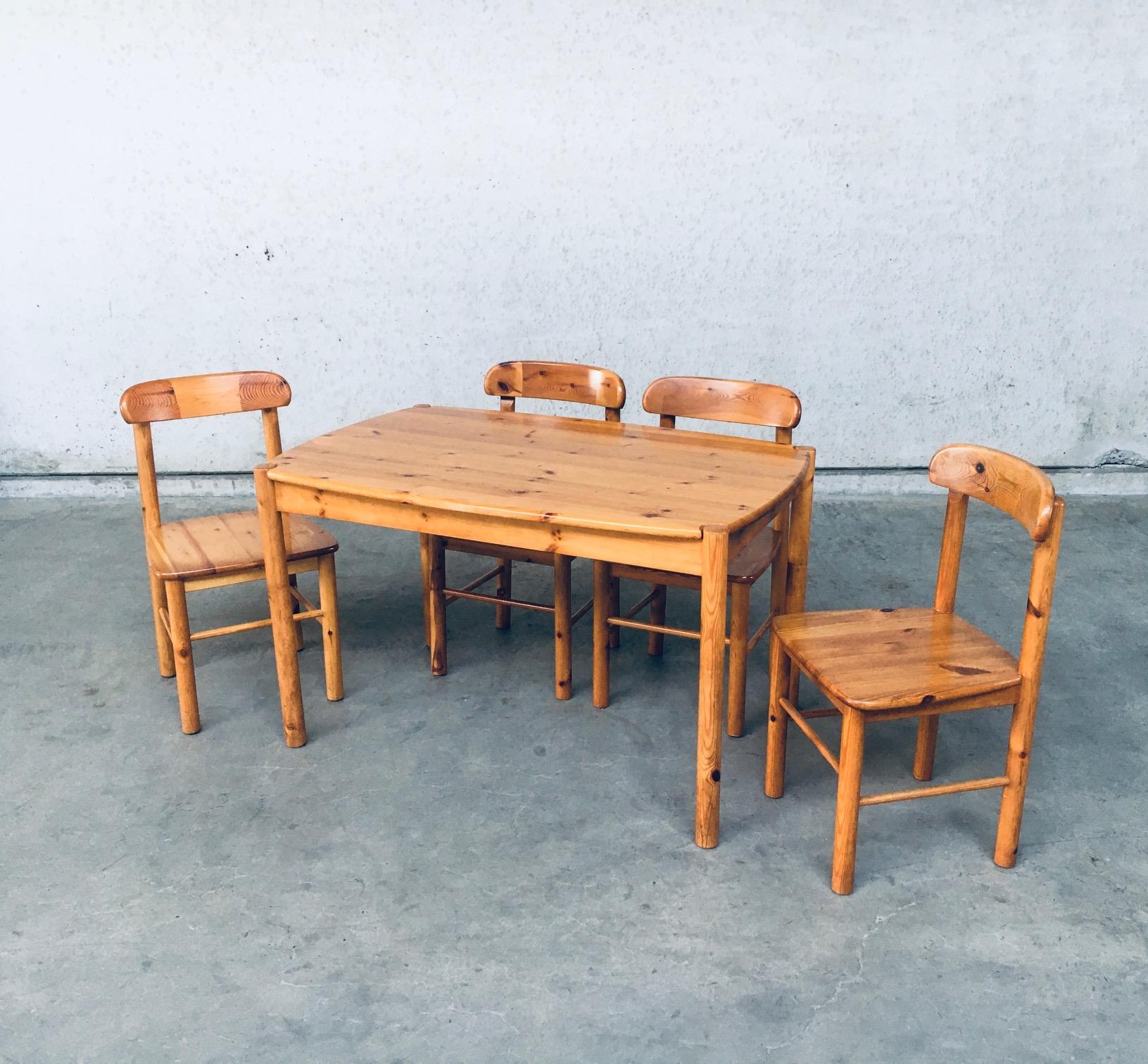 Vintage Skandinavisches Design Dänische Kiefer Stühle & Tisch Set im Stil von Rainer Daumiller, hergestellt in Dänemark um 1975. 4 Stühle und Esstisch in Küchengröße. Ganz aus Kiefernholz gefertigt. Alle sind in gutem Zustand mit Gebrauchsspuren.