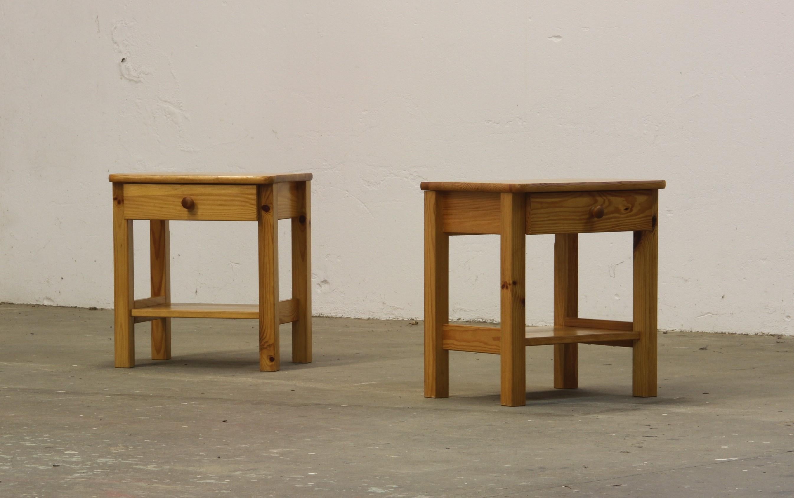 Ein Paar minimalistische Nachttische, die in den 1970er Jahren in Dänemark aus Kiefernholz gefertigt wurden. Wahrscheinlich handelt es sich um frühe IKEA-Nachttische, sie könnten aber auch schwedischen Ursprungs sein.

Die Nachttische sind in gutem