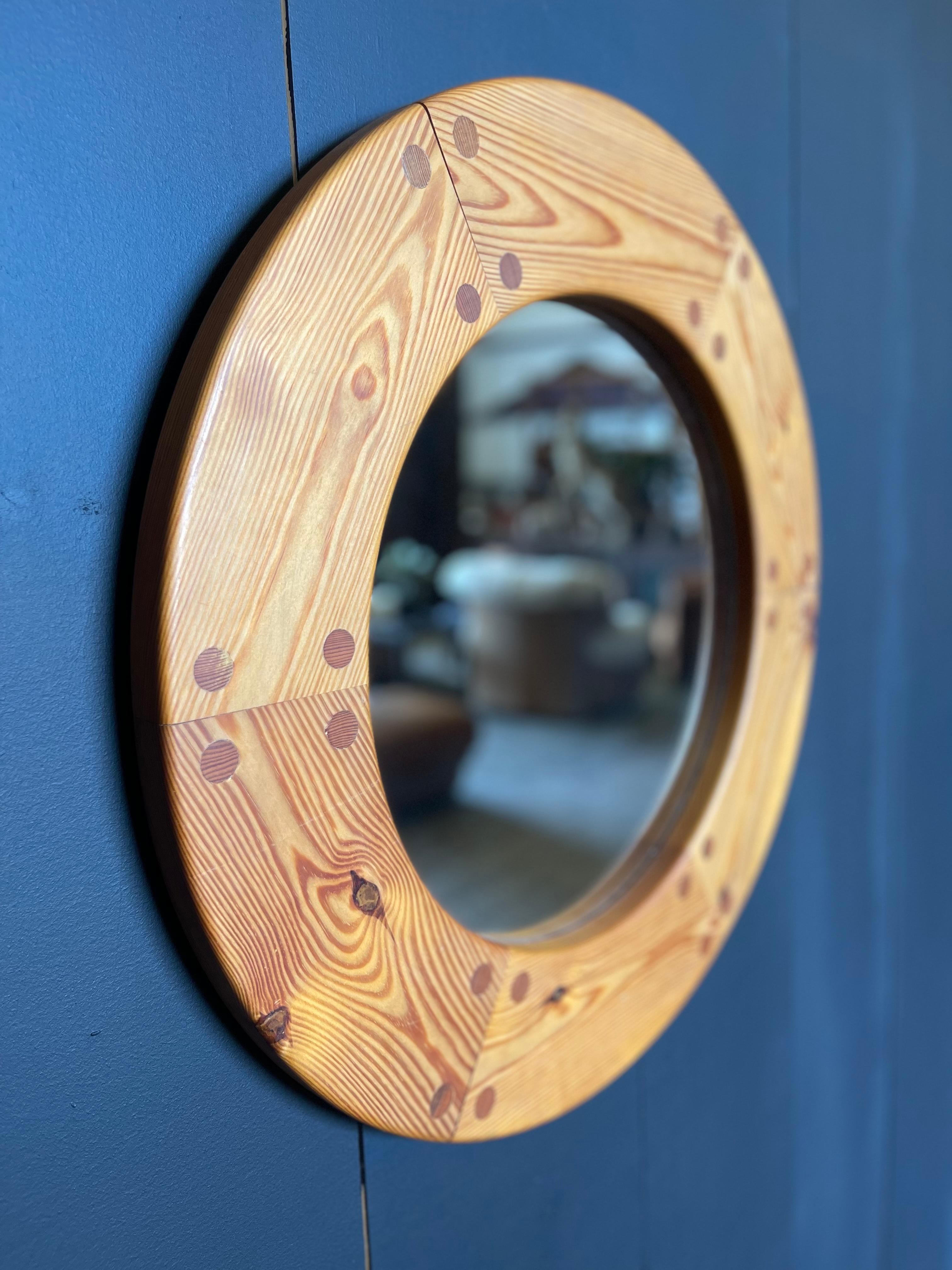 Dänische Kiefer Pegged Runde nautischen Stil Spiegel, skandinavische  im Zustand „Gut“ im Angebot in Mckinney, TX