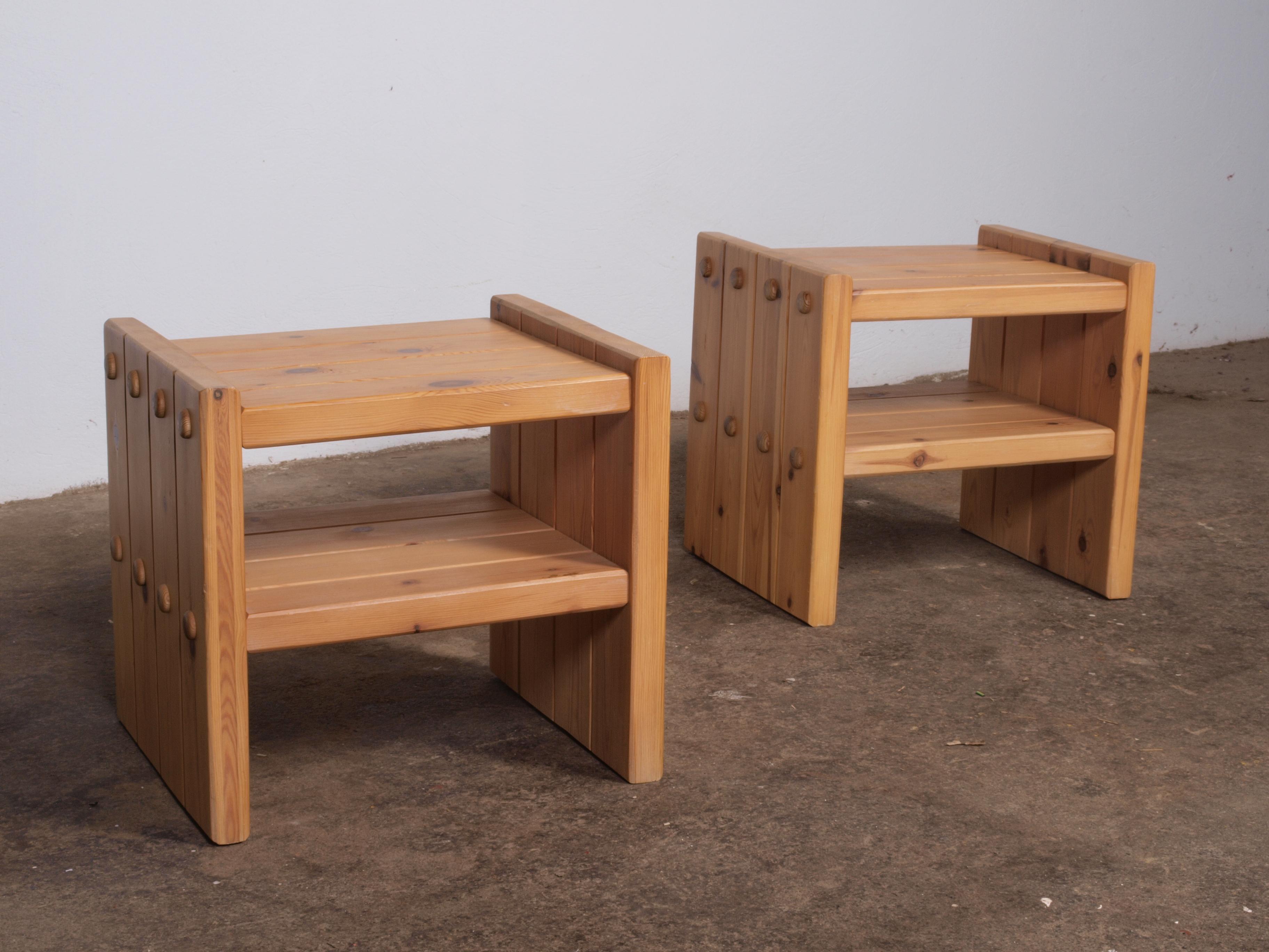Paire de tables de chevet minimalistes, conçues et fabriquées au Danemark dans les années 1970. Ces tables de nuit présentent une esthétique intemporelle grâce à leur construction en pin massif teinté. L'influence scandinave est évidente dans les