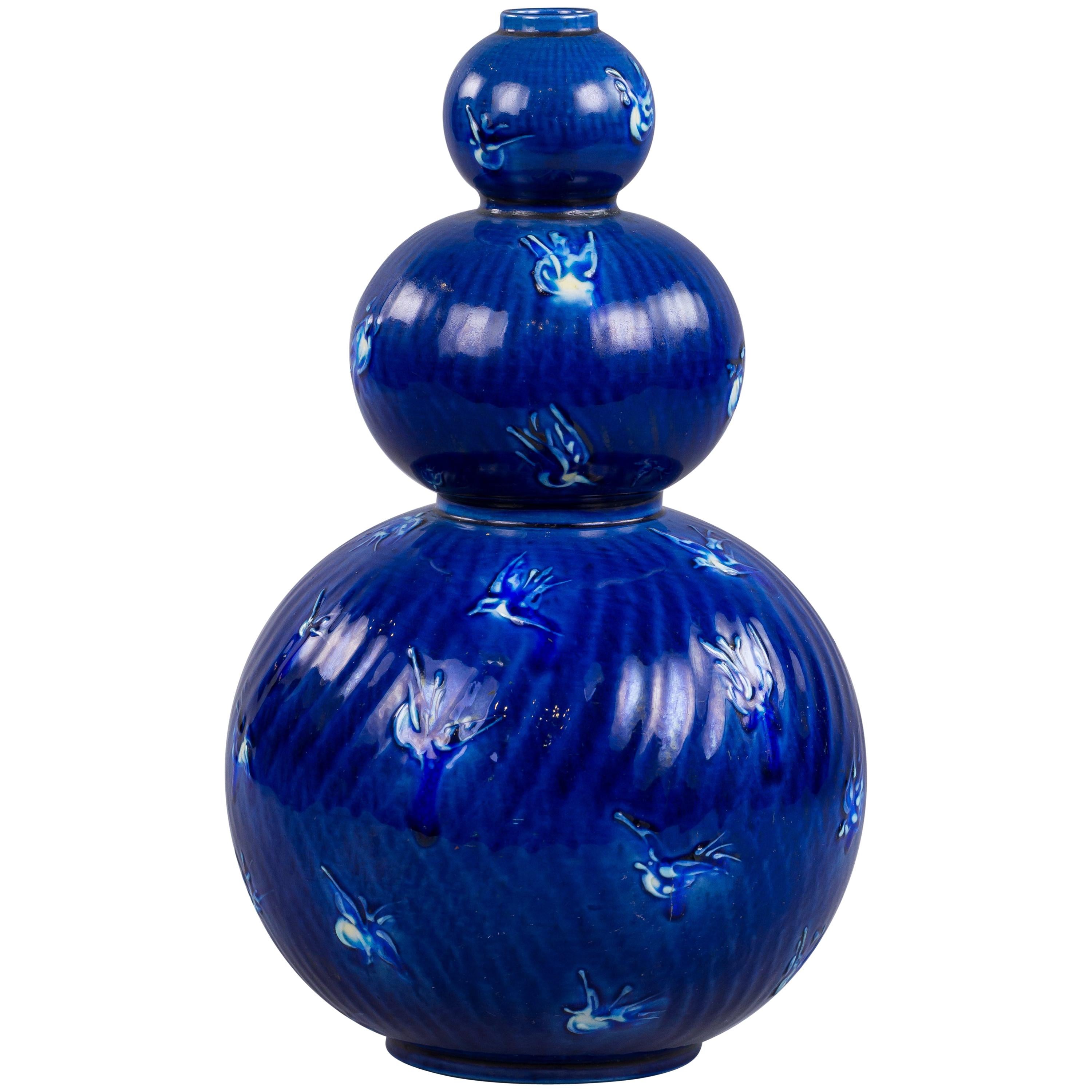 Jarrón triple de porcelana danesa esmaltada en azul, Bing y Grondahl, hacia 1925
