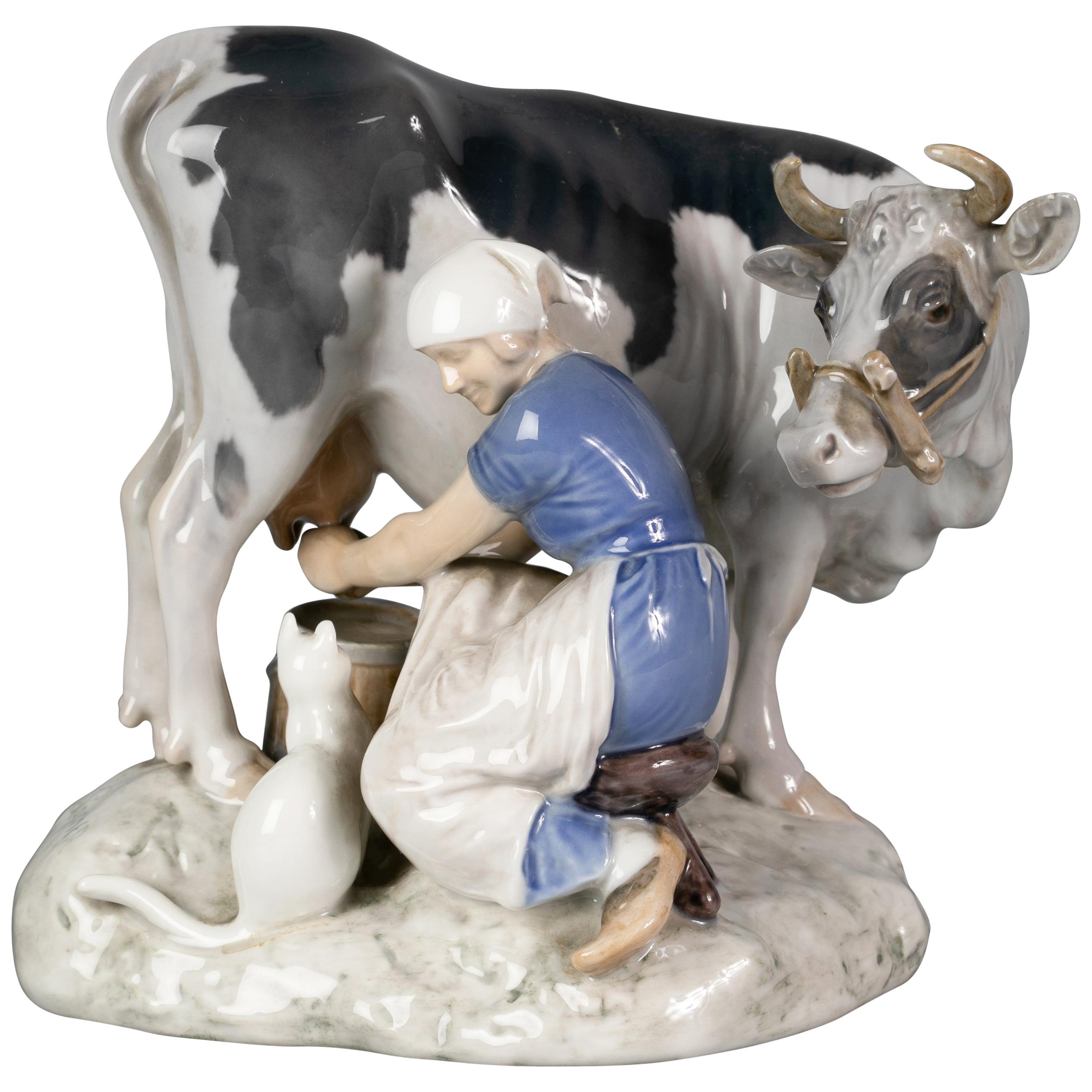 Dänische Porzellanfigur einer Milchjungfrau und einer Kuh, Bing und Grondahl, um 1900
