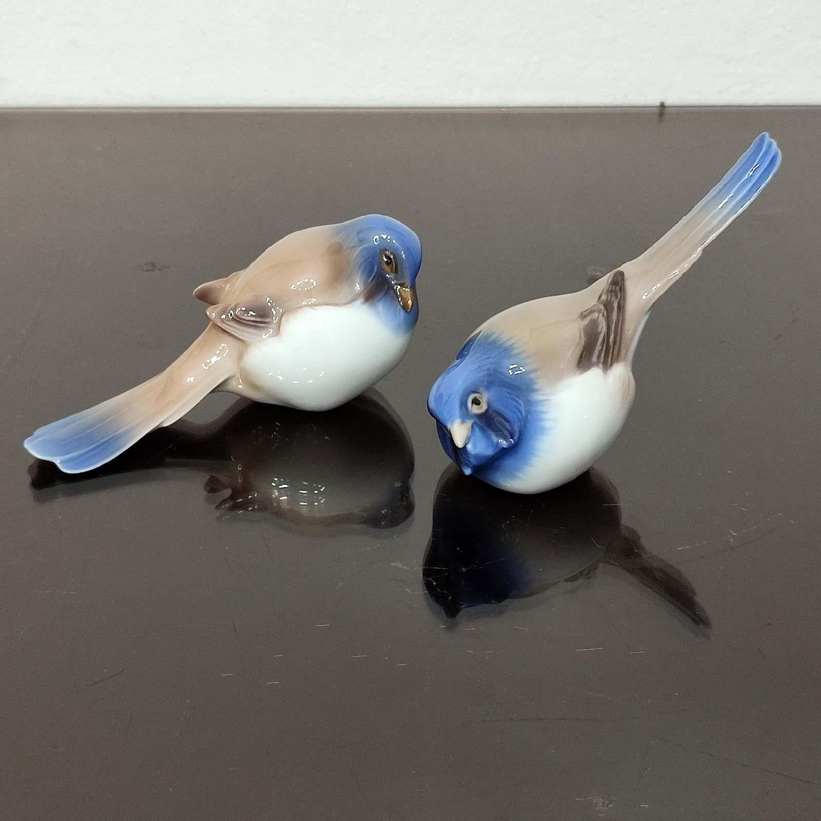 Pair of porcelain birds designed by Danish artist Jens Peter Dahl Jensen and made in Copenhagen by Bing & Grøndahl. Model no: 1633 and 1635. Length 12 cm each.
These are often referred to as Optimist Titmouse, tail up and Pessimist Titmouse tail