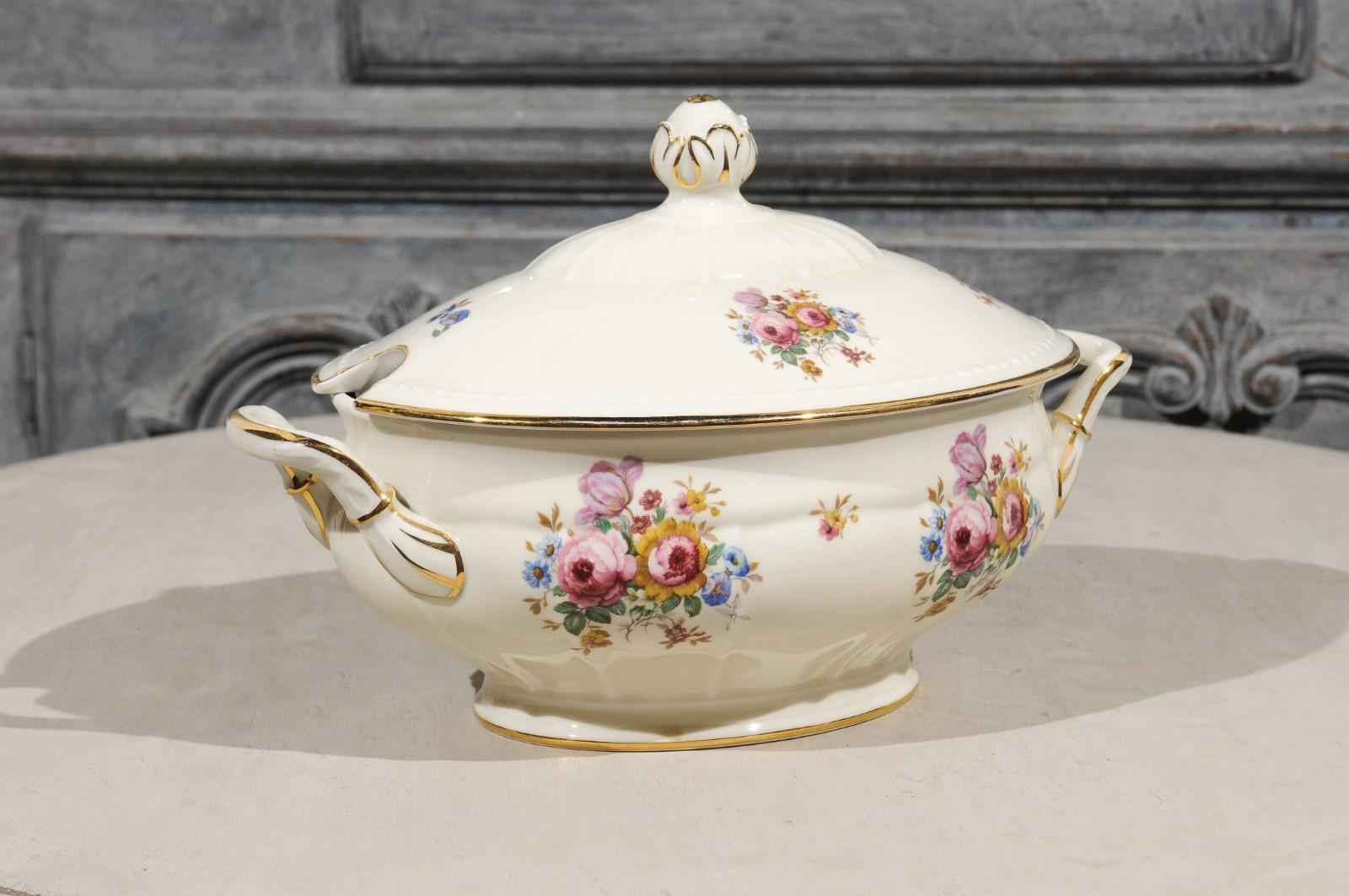 A Danish porcelain Kjøbenhavns Porcellains Maleri soup tureen from the first half of the 20th century, with lid and floral decor. Born in Denmark during the early 20th century, this lovely soup tureen features an oval lid with raised finial,
