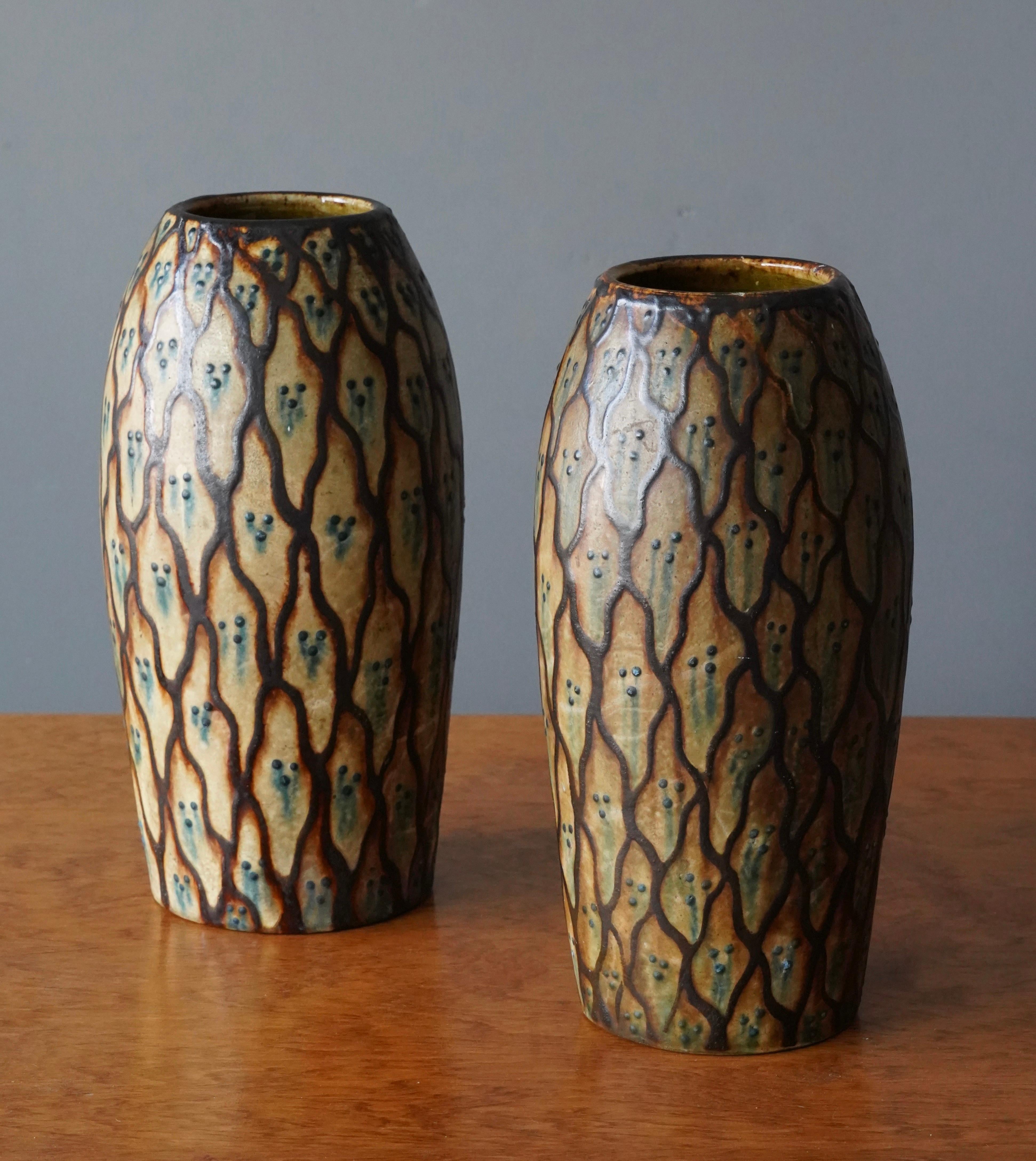 A pair of vases. In glazed and hand-painted ceramic. Unsigned.