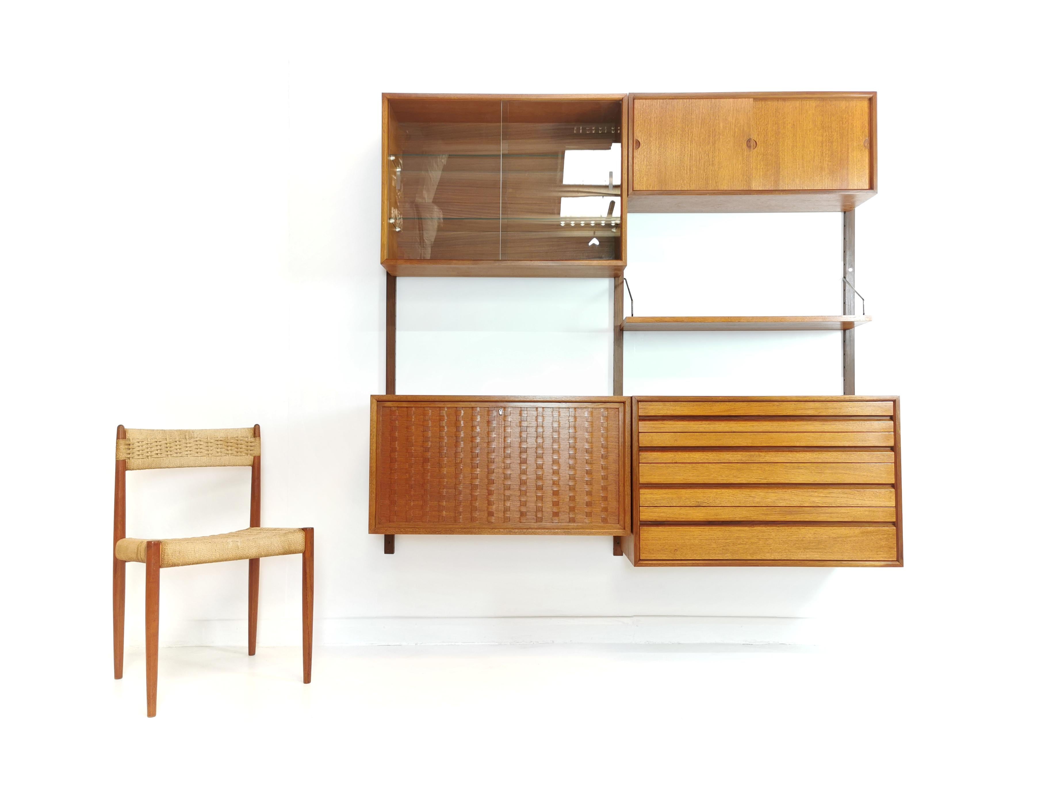 Poul Cadovius wall unit.

1960s, Danish, in teak.

Midcentury teak wall unit designed by Poul Cadovius for Cado, Demark.

The system features a sliding door glass-fronted display cabinet, a single shelf, a mirrored drinks cabinet with key,