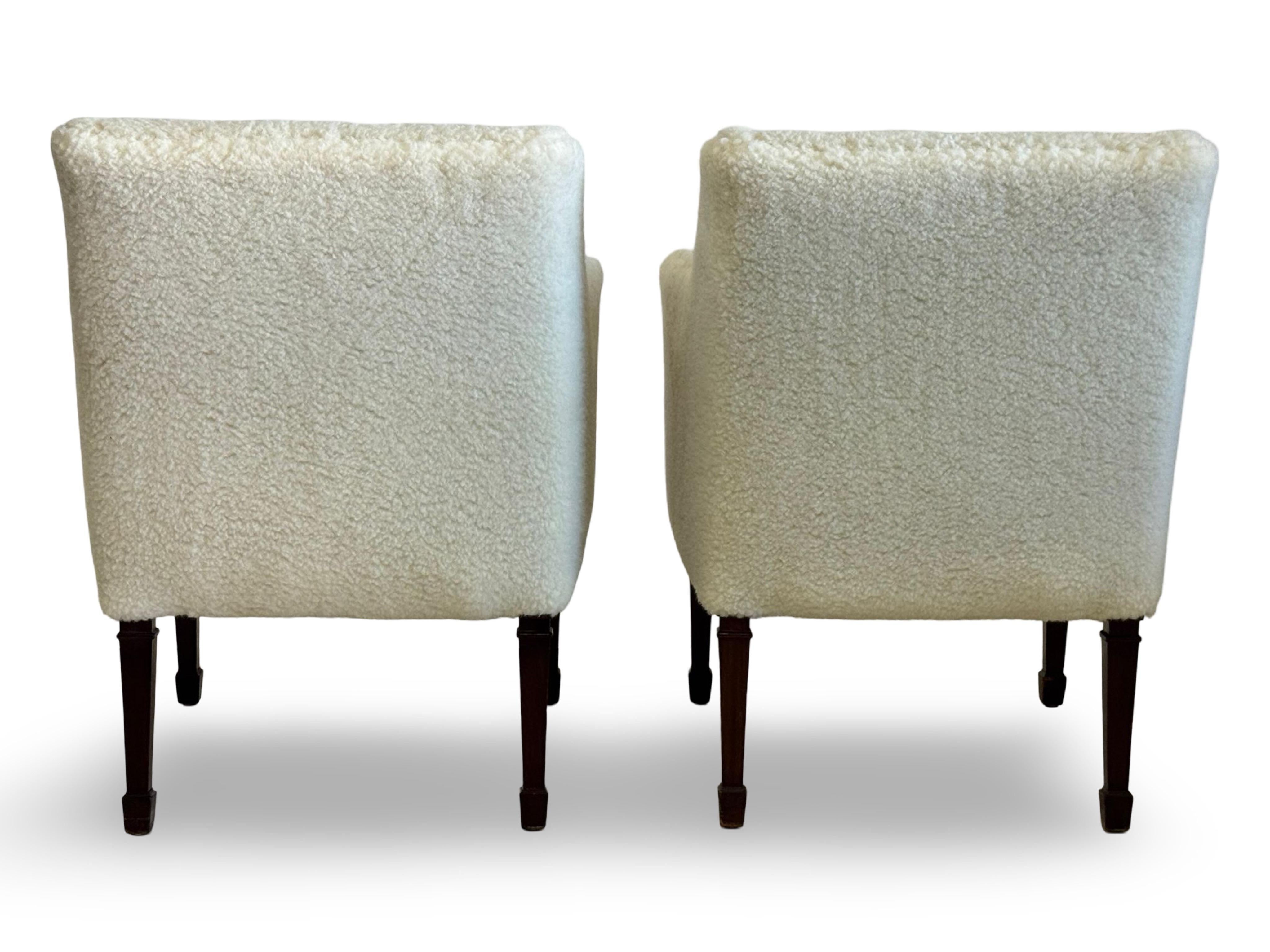 Pareja de butacas de caoba restauradas con piel de oveja nueva.
Diseñado por Frits Henningsen en la década de 1940 y fabricado por sus ebanistas.