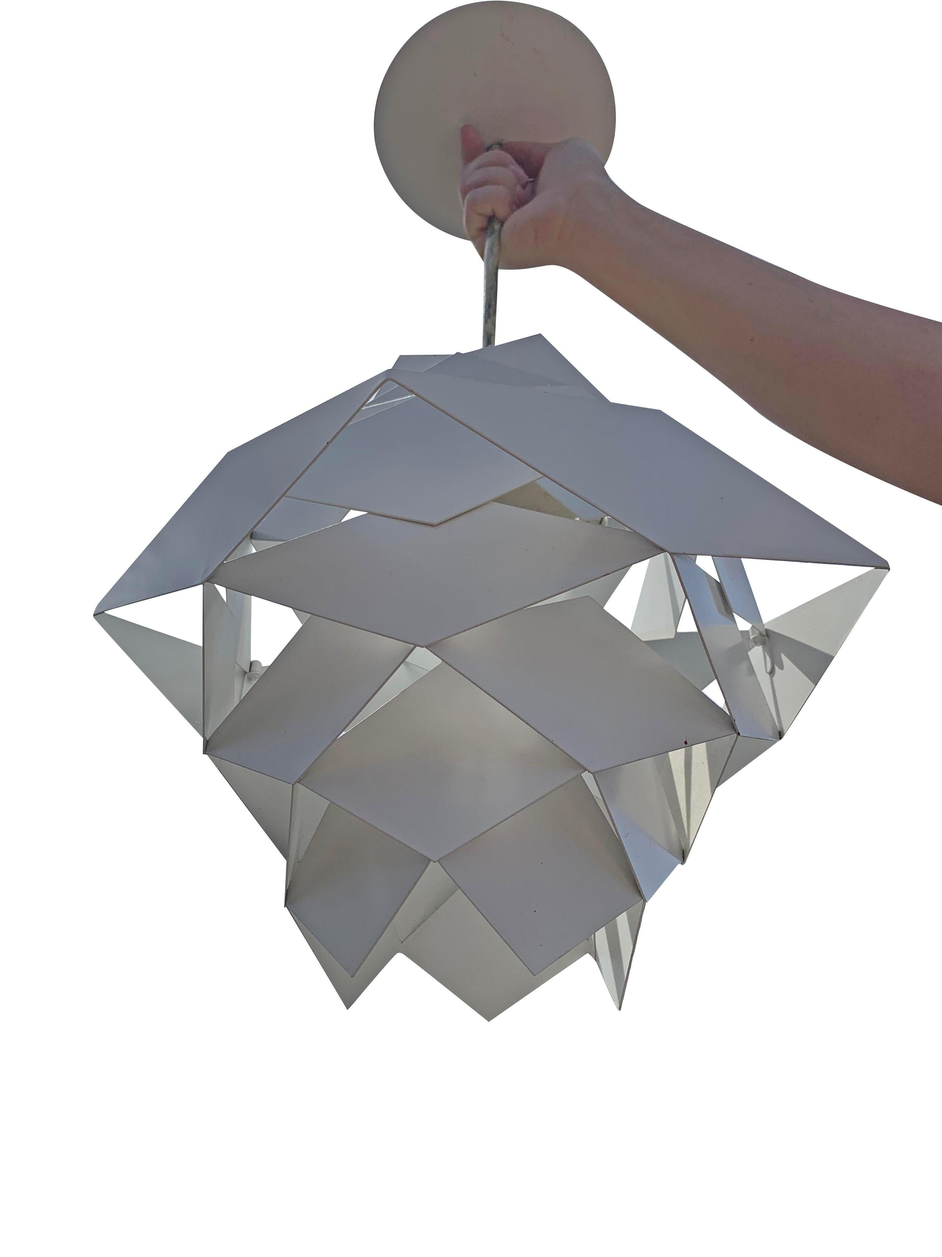 Lampada a sospensione danese vintage Preben Dahl Symfoni

Disegnato dal famoso Preben Dahl, questo pezzo mostra un'accattivante miscela di geometria e acciaio smaltato. Il design unico e accattivante della lampada, caratterizzato da intricati motivi