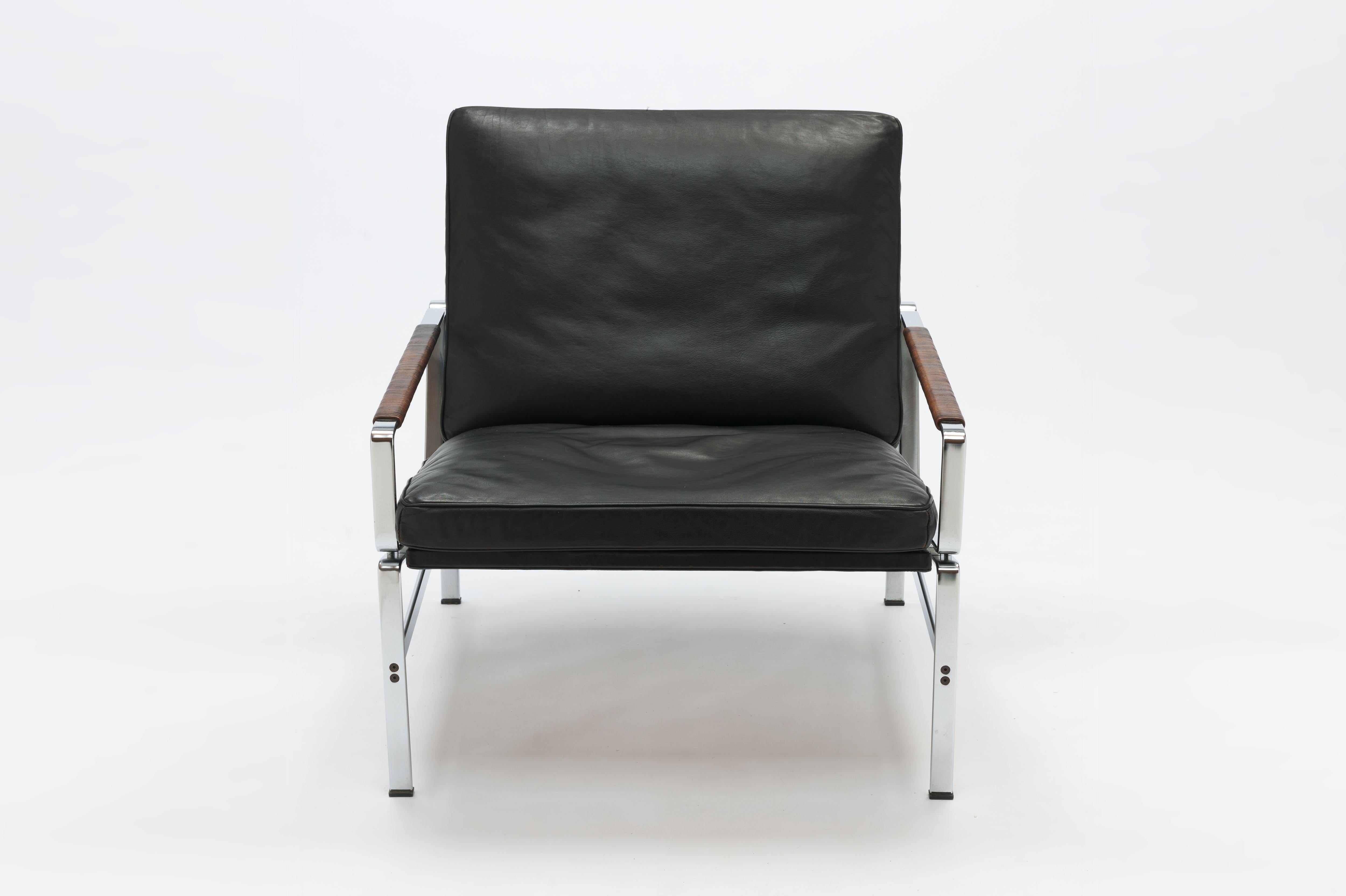 One of the most refined modern design Danish armchairs is this model 6720 arm chair by Designers Preben Fabricius & Jørgen Kastholm from 1965. This arm chair was designed part of a modular seating system that contained 2, 3 and 4-seat sofa's. The