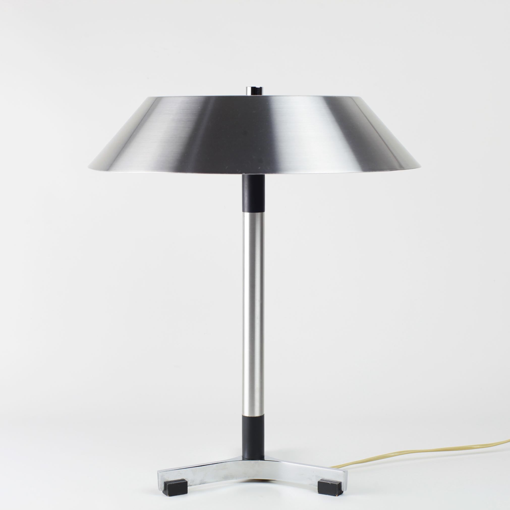 An iconic 1960s danish design, the President desk lamp by Jo Hammerborg for Fog & Mørup.
Aluminium shade and chromed and black wood Stand. 
Very good vintage condition with some signs of use as expected.

Measures : H 44 cm - W 37 cm
2 E27