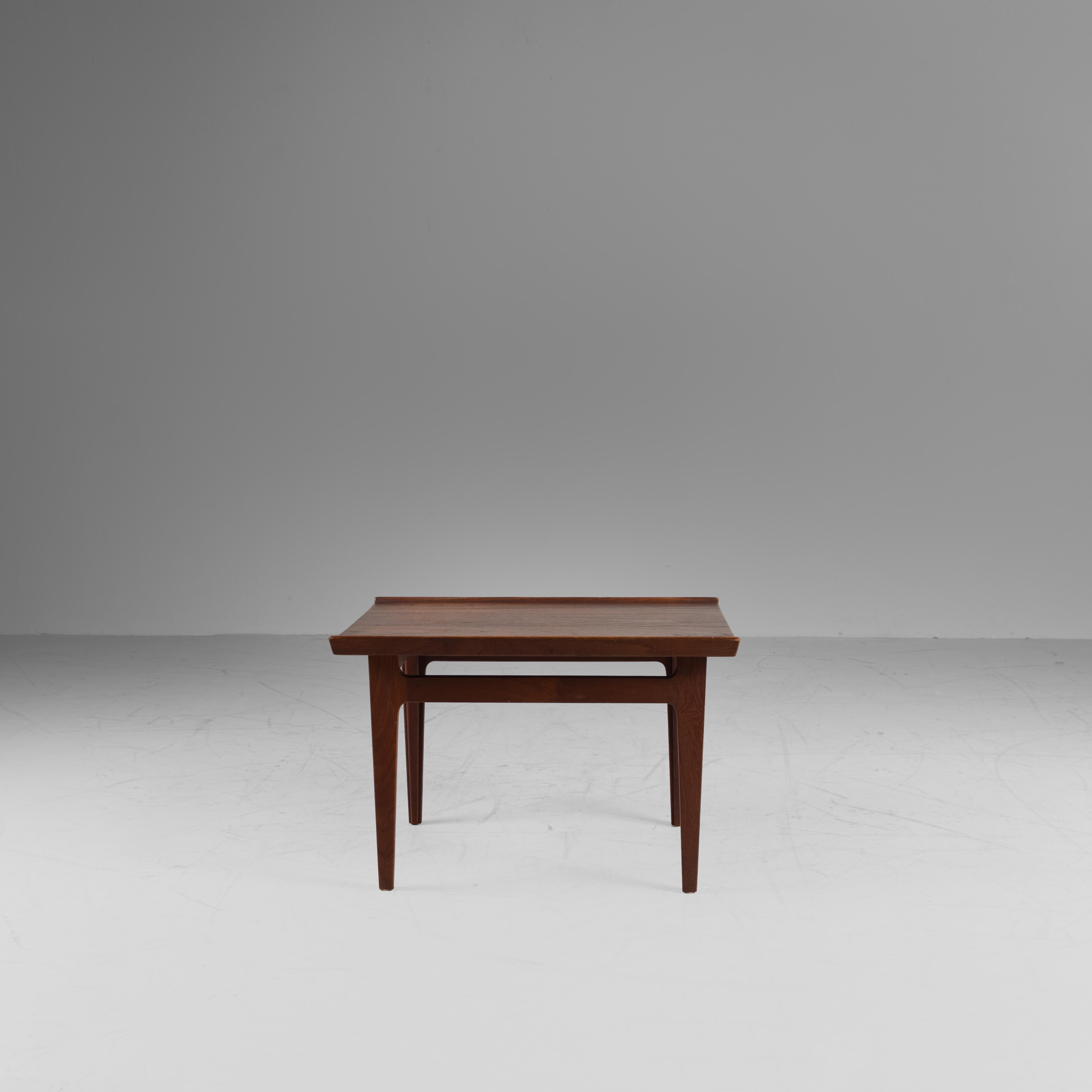 Coffee table made of teak wood, Danish production from the 60s. The sober and essential design, combined with the quality of the material, reflects the typical canons of Scandinavian modernism, characterized by a balance between functionality and