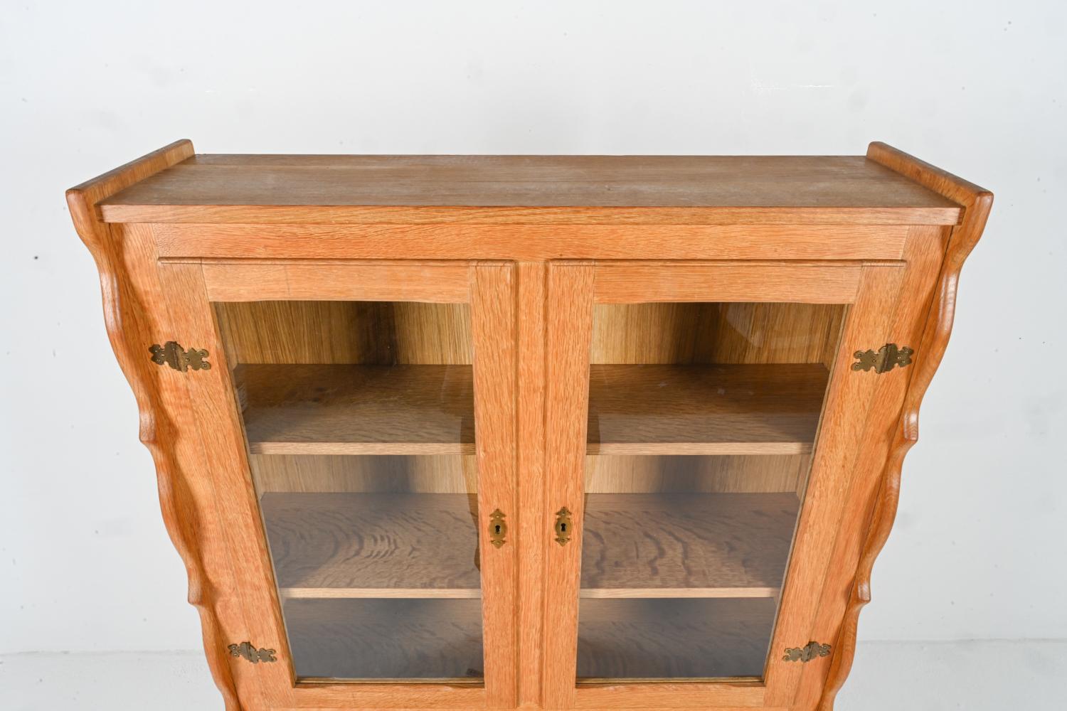 Danish Quarter-Sawn Oak Display Cabinet by Henning Kjærnulf, c. 1970's In Good Condition For Sale In Norwalk, CT