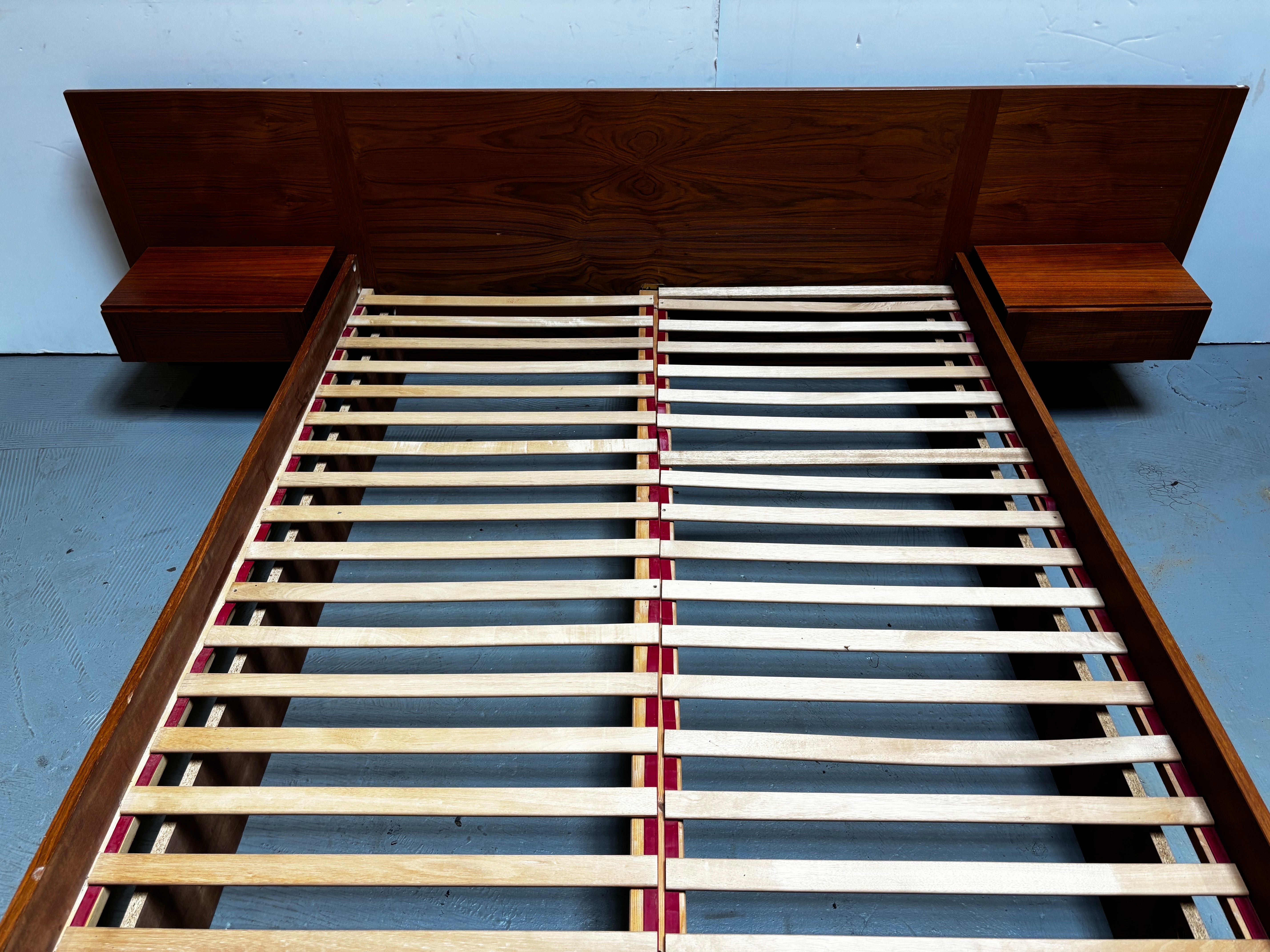 Letto a piattaforma Sannemmans MobelFabrik Queen Size in teak.  Il letto è completamente smontabile per facilitare lo spostamento!  La testiera misura 29,5