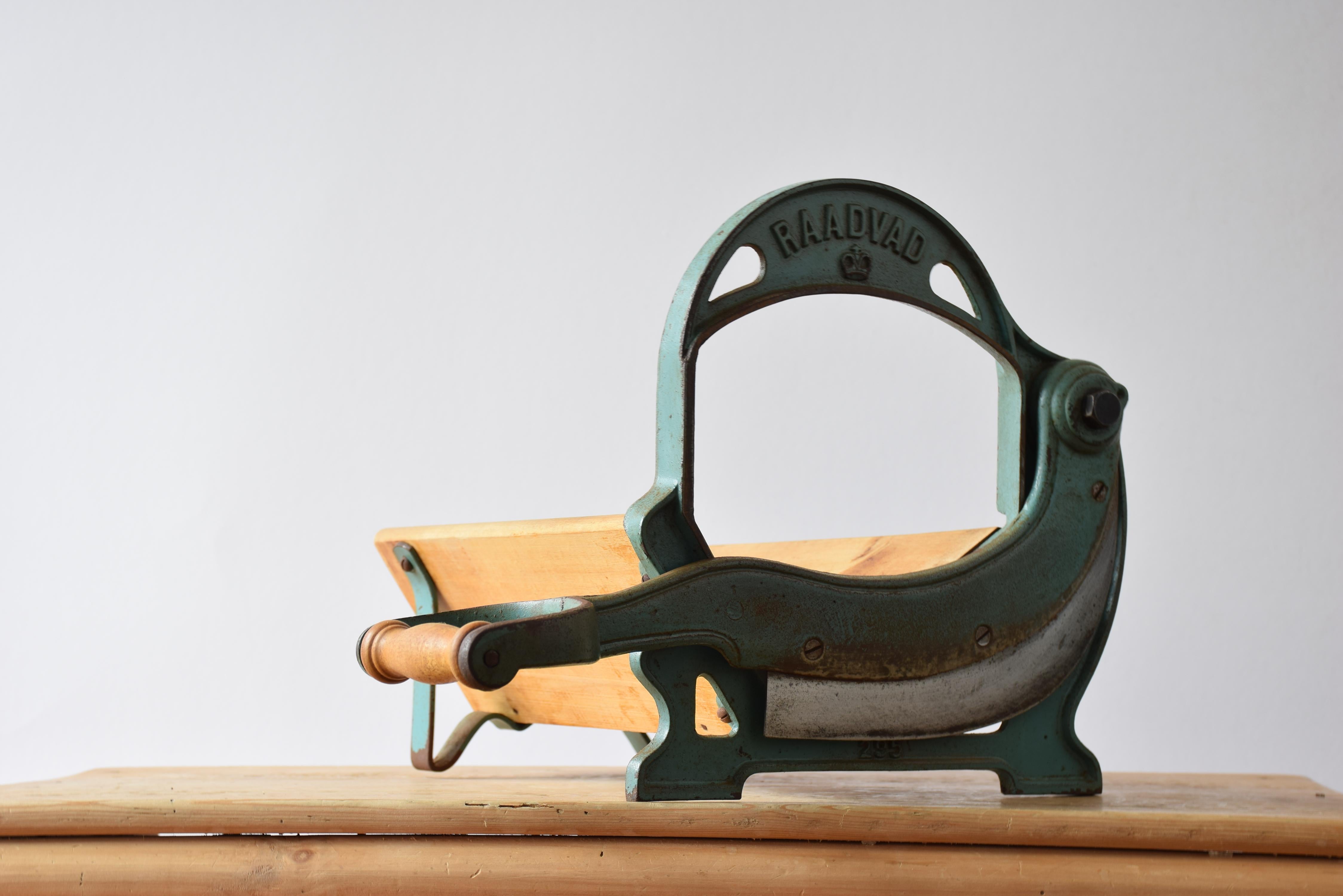 Original vintage Danish almost antique Raadvad bread slicer in Art Nouveau style.
The dusted blue lacquer has a great patina.

Manufctured in Denmark circa 1920s-1930s.

The bread slicer works perfectly for cutting firm bread but also firm
