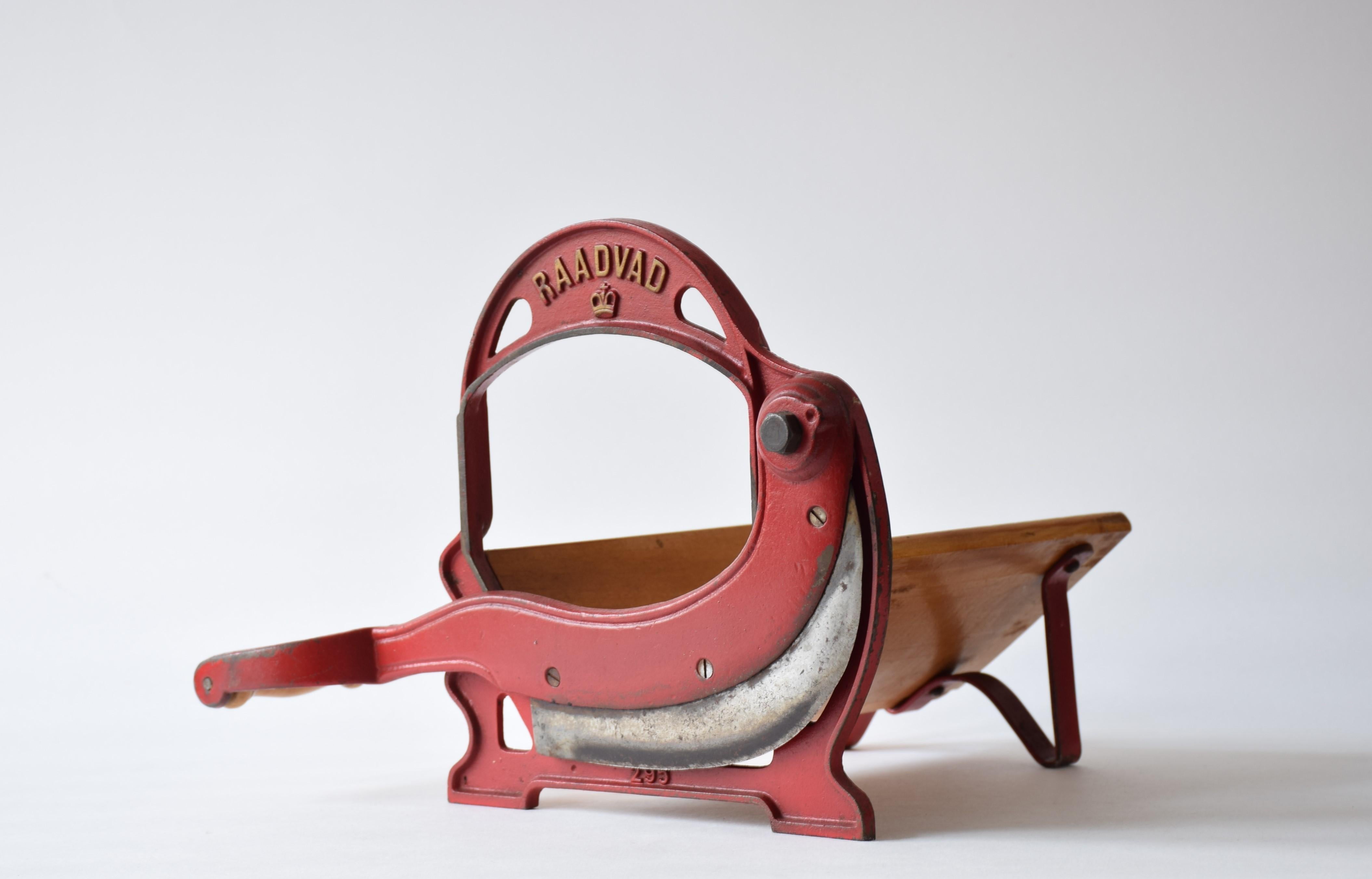 Rare to find original vintage Danish almost antique Raadvad bread slicer in Art Nouveau style.
Original red lacquer with golden letters.

Manufactured in Denmark circa 1920s-1930s.

The bread slicer works perfectly for cutting firm bread but