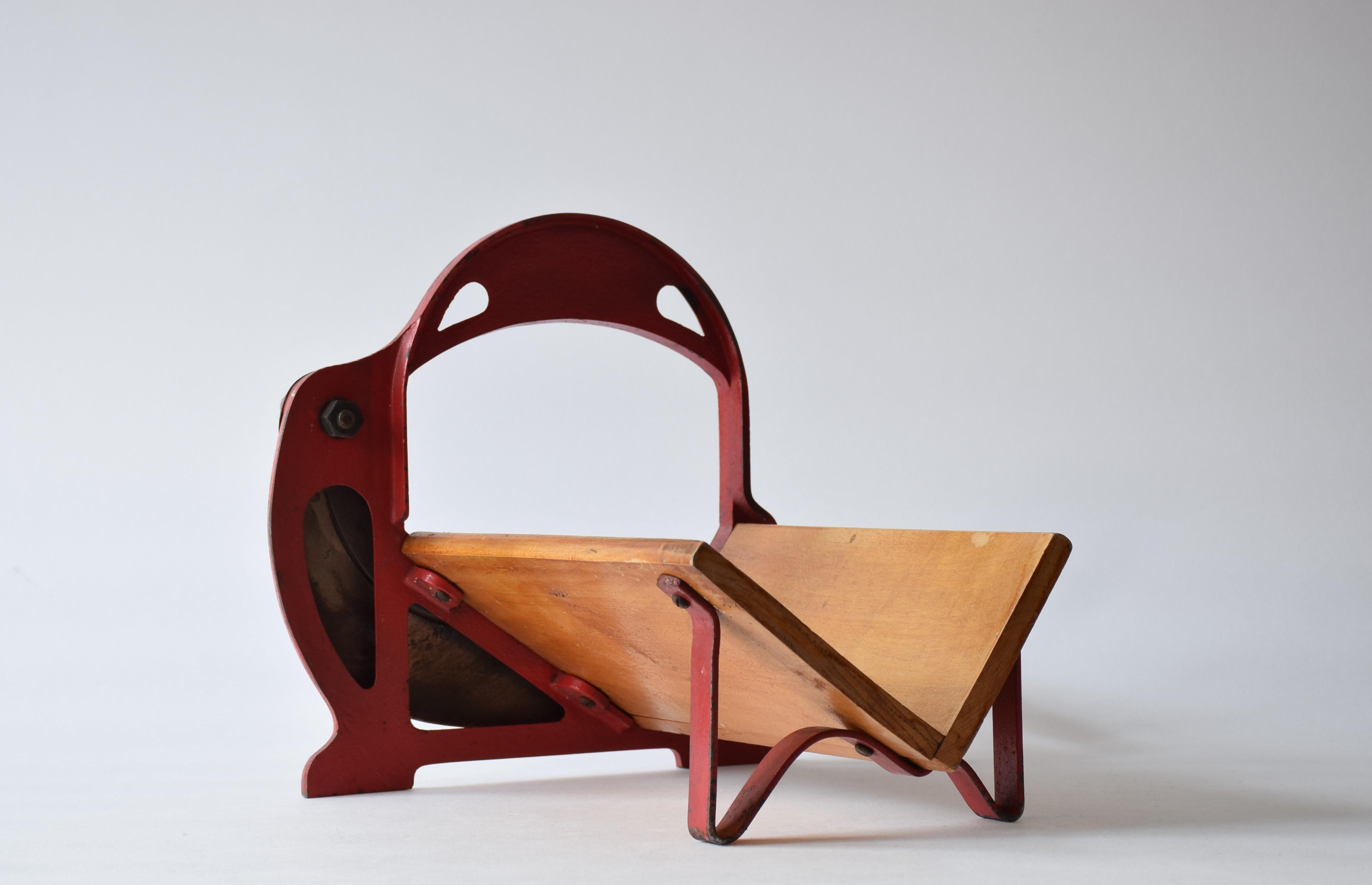 Calco Affettapane Raadvad danese in stile Art Nouveau in rosso con grande patina, anni '20 in vendita