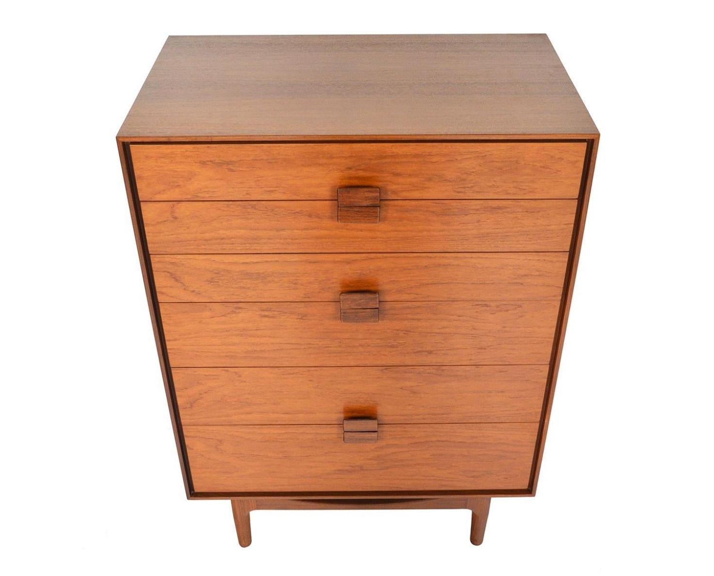 Origine: Inghilterra
Designer: Ib Kofod-Larsen
Produttore: G Plan
Epoca: 1961
Dimensioni: 30 larghezza x 18 profondità x 42,5 altezza
Interni dei cassetti 27,5 larghezza x 15 profondità x 4,5 altezza

Il prezzo include il restauro

Il restauro