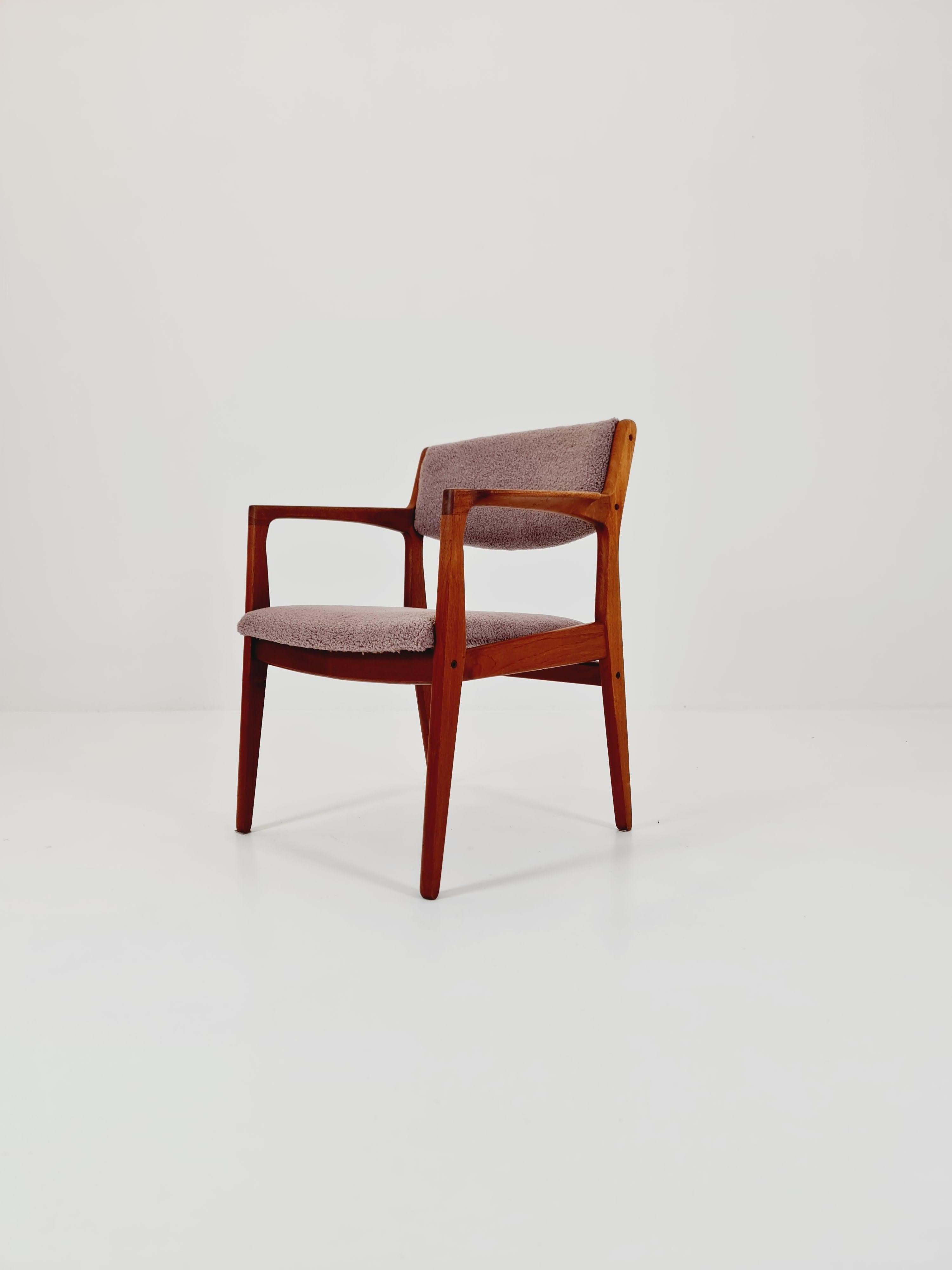 Rara poltrona danese in teak di Erik Buch per Orum  , 1960s

La sedia è in ottime condizioni, tuttavia, come per tutti gli oggetti vintage, è lecito aspettarsi qualche piccolo segno di usura.
Sedili imbottiti completamente restaurati con tessuto
