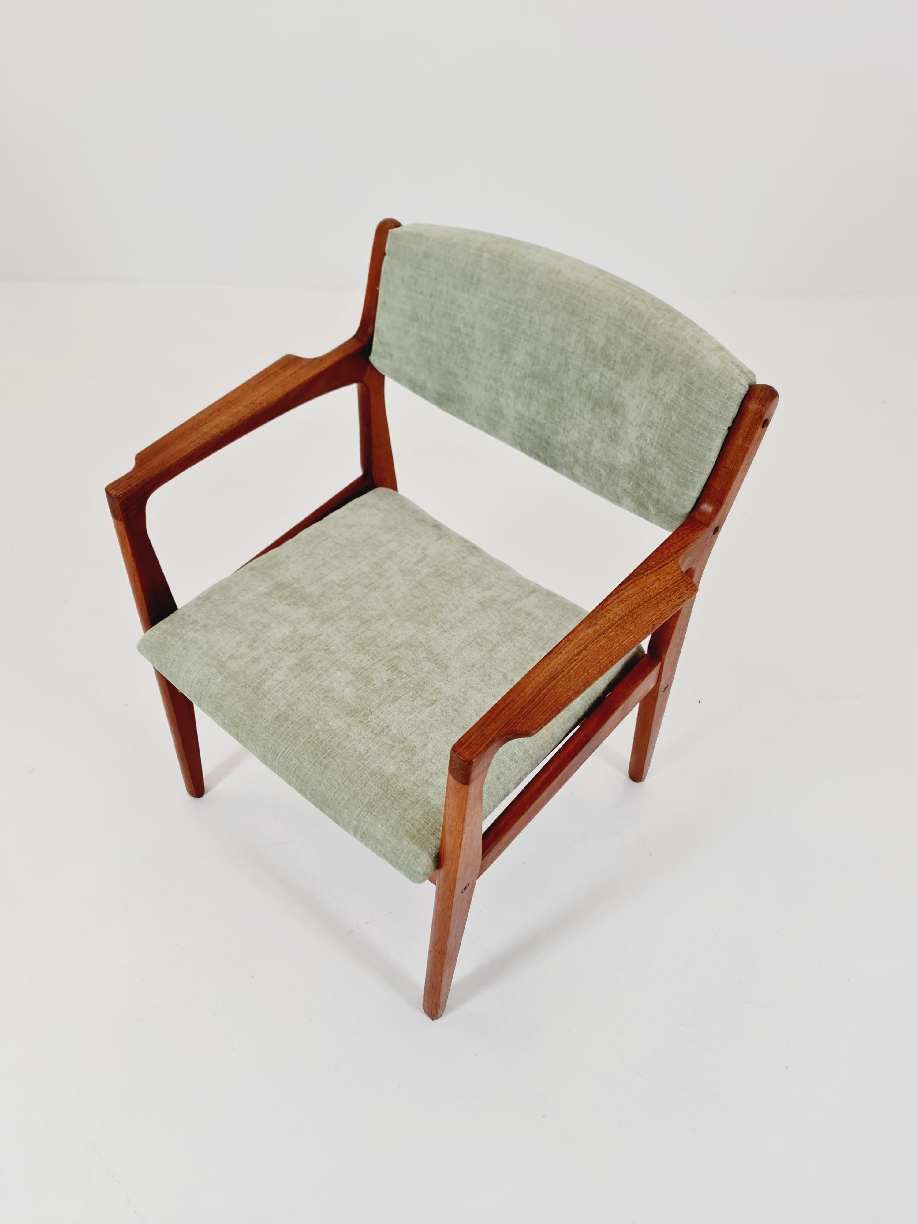 Rara poltrona danese in teak di Erik Buch per Orum  , 1960s

La sedia è in ottime condizioni, tuttavia, come per tutti gli oggetti vintage, è lecito aspettarsi qualche piccolo segno di usura.
sedili imbottiti Sedili completamente restaurati con